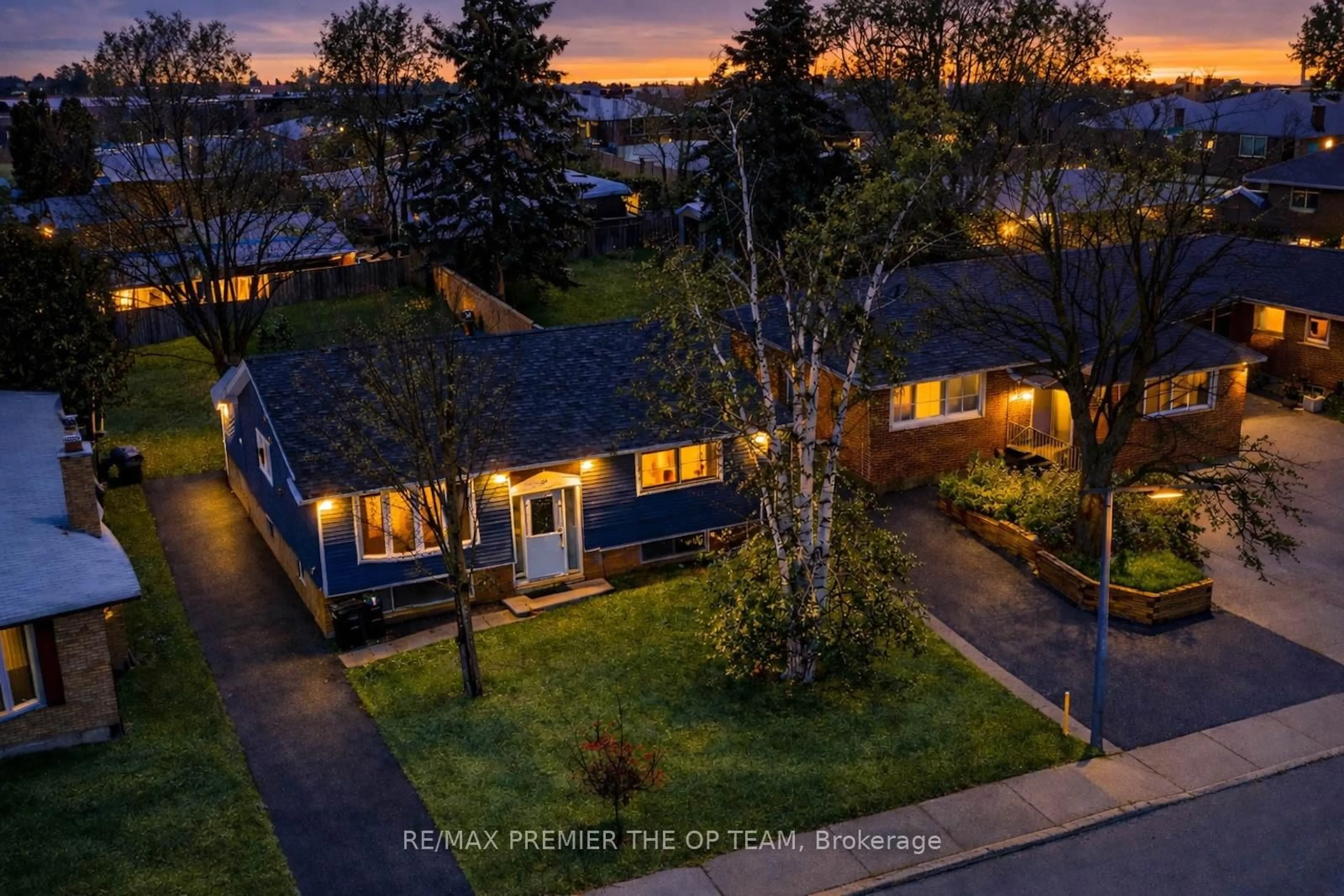 A pic from outside/outdoor area/front of a property/back of a property/a pic from drone, street for 198 Rose St, Barrie Ontario L4M 2T9