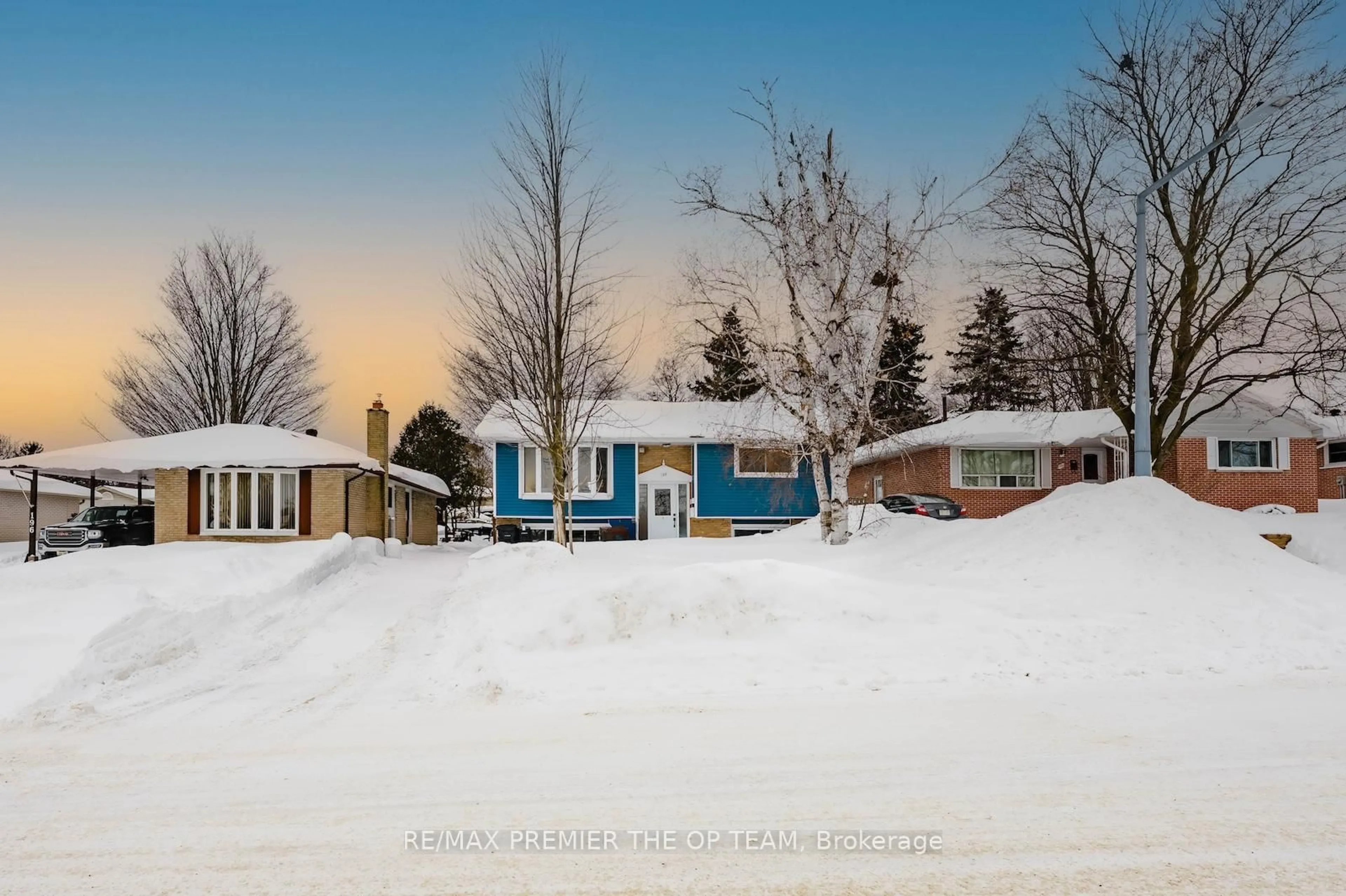 A pic from outside/outdoor area/front of a property/back of a property/a pic from drone, street for 198 Rose St, Barrie Ontario L4M 2T9