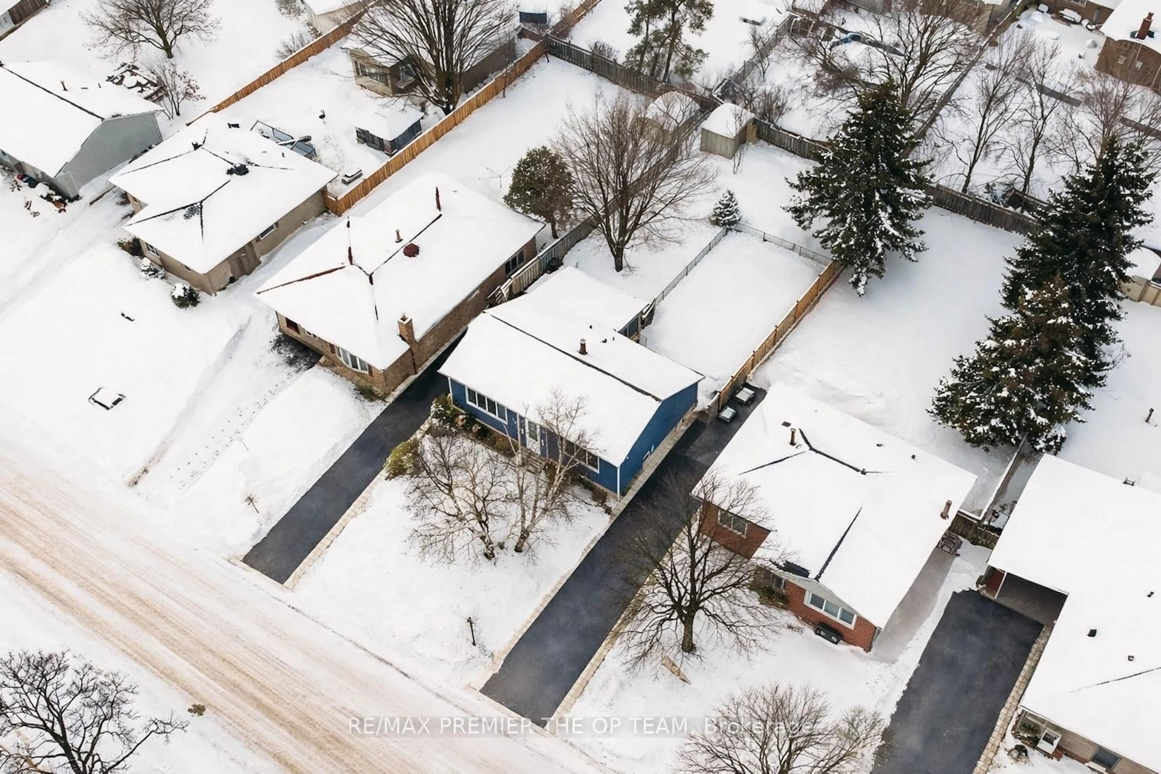 A pic from outside/outdoor area/front of a property/back of a property/a pic from drone, street for 198 Rose St, Barrie Ontario L4M 2T9