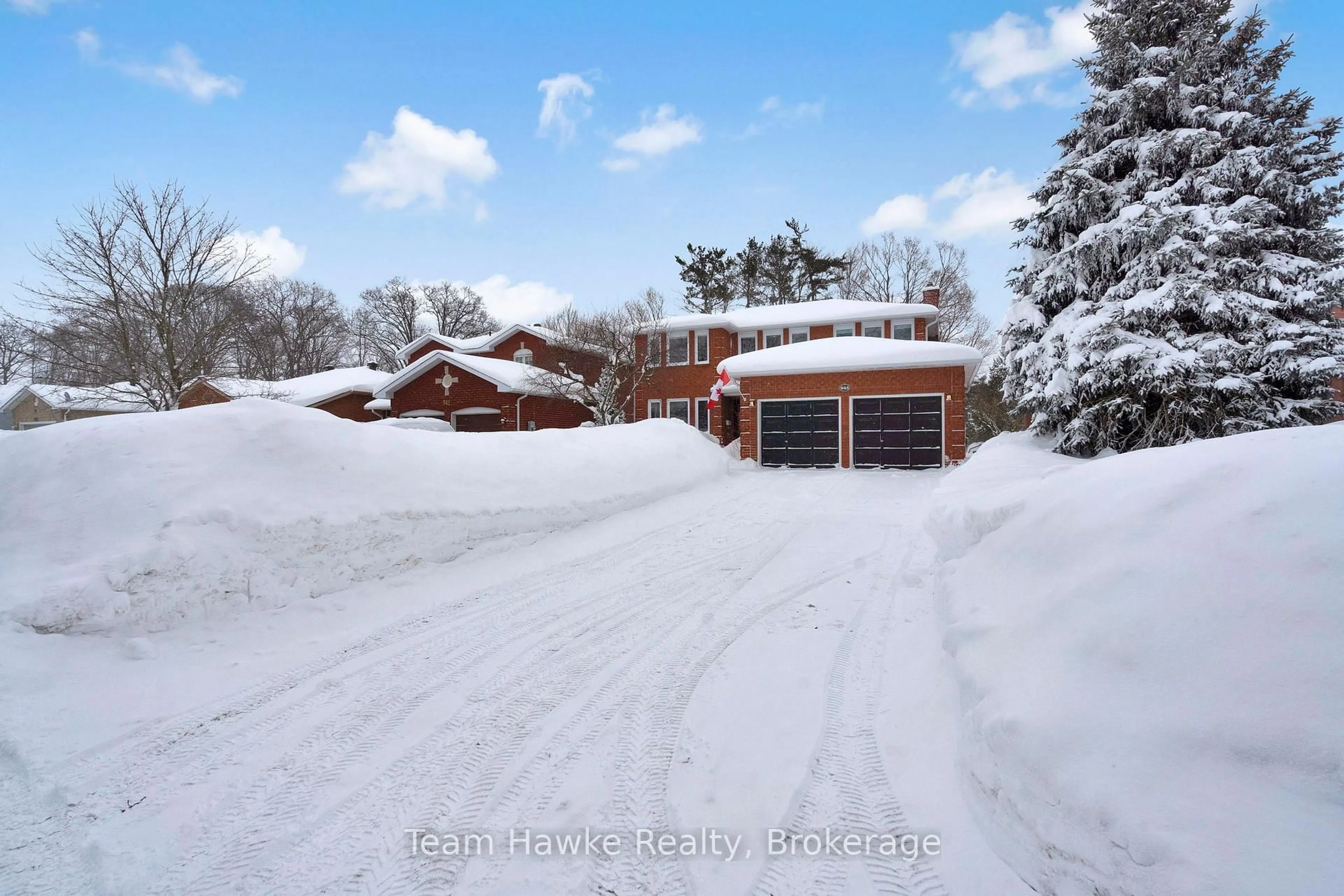 A pic from outside/outdoor area/front of a property/back of a property/a pic from drone, street for 945 Dominion Ave, Midland Ontario L4R 4W2