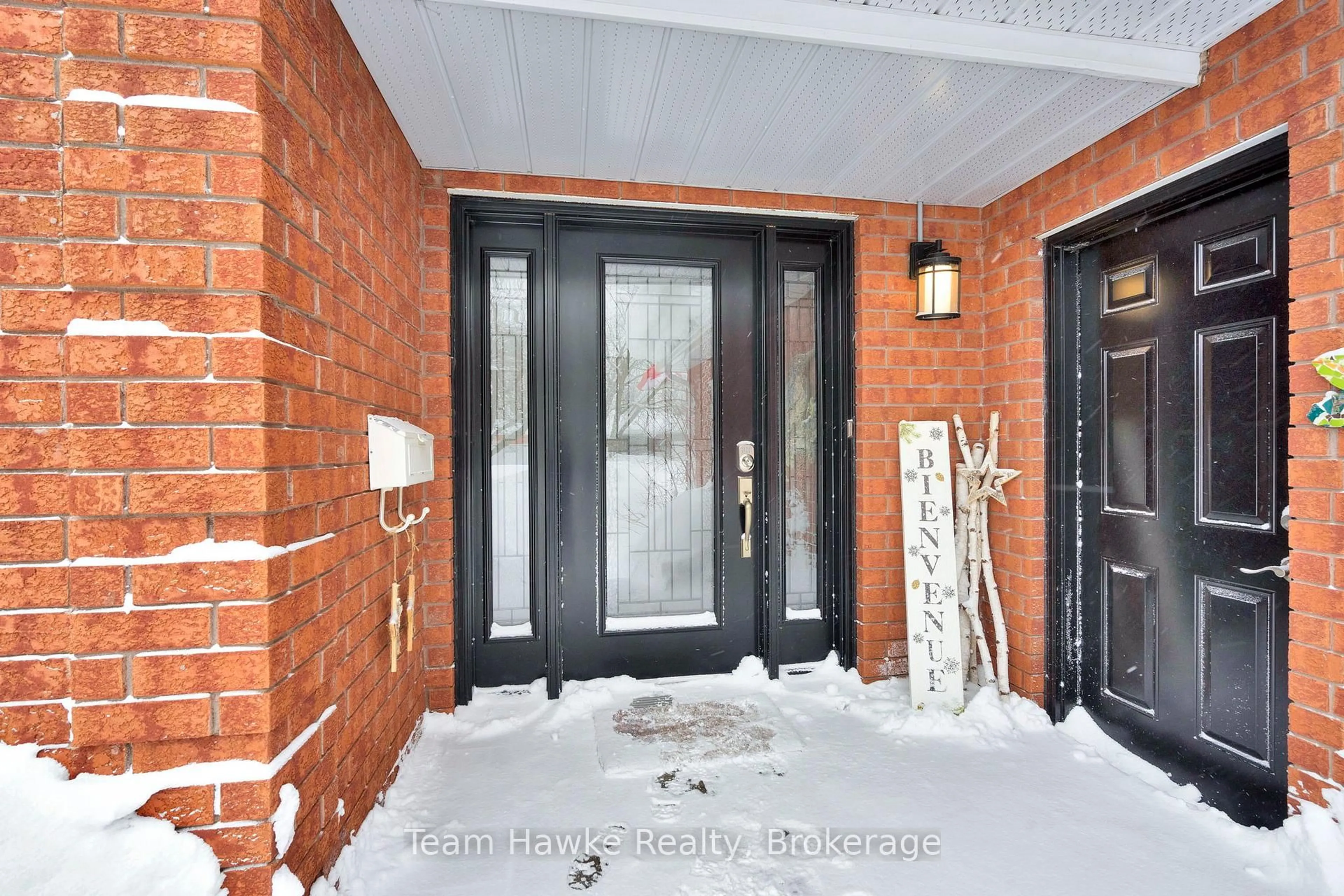 Indoor entryway for 945 Dominion Ave, Midland Ontario L4R 4W2