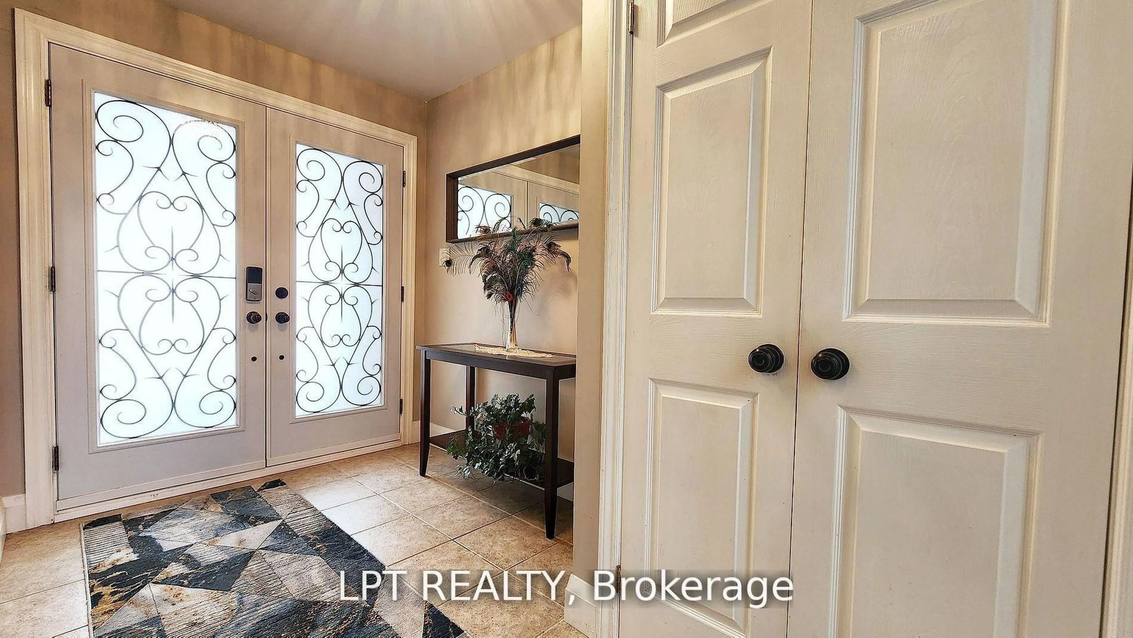 Indoor entryway for 48 Maplehurst Cres, Barrie Ontario L4M 4X2