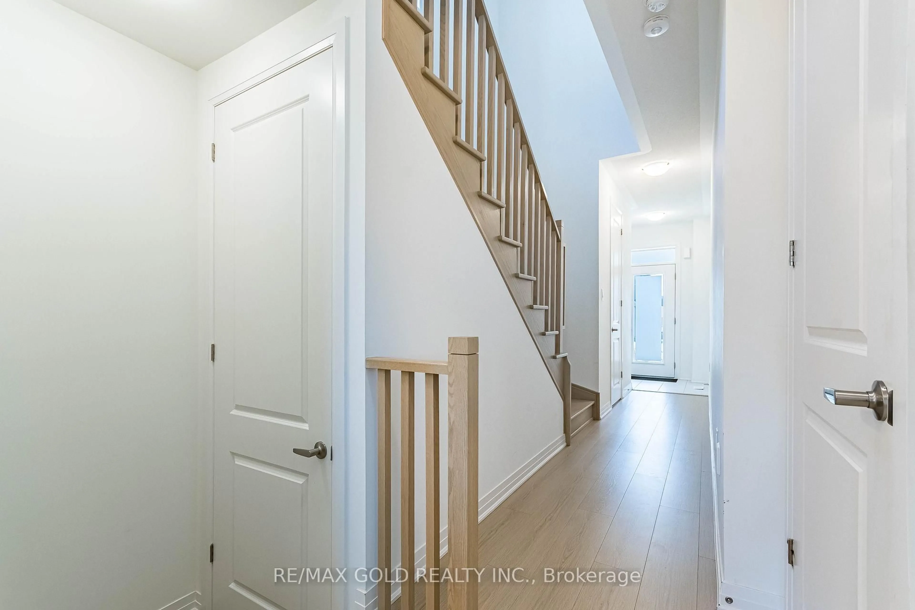 Indoor entryway for 89 Sagewood Ave, Barrie Ontario L9J 0K5