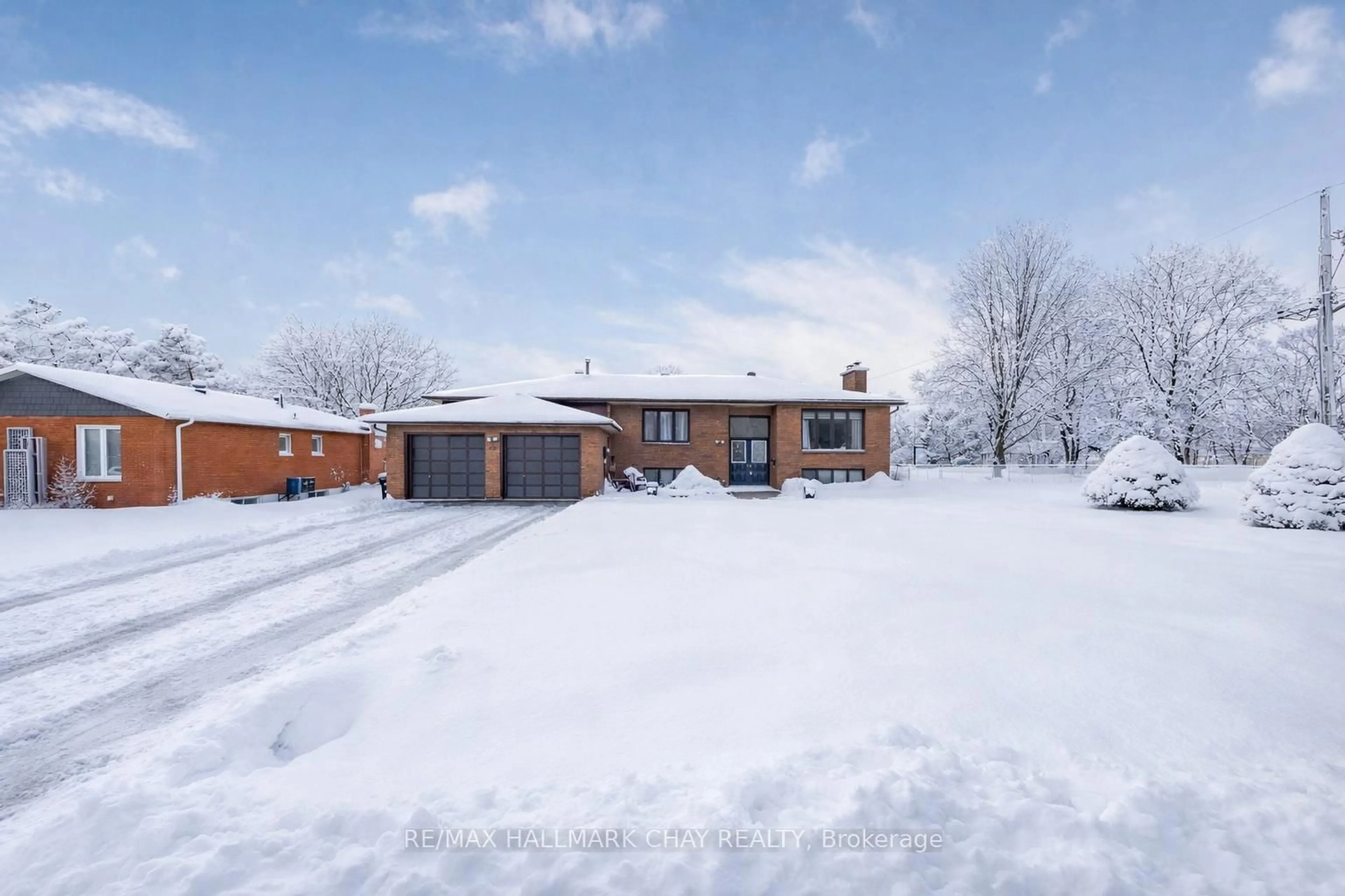 A pic from outside/outdoor area/front of a property/back of a property/a pic from drone, street for 40 Idlewood Dr, Springwater Ontario L9X 0P5