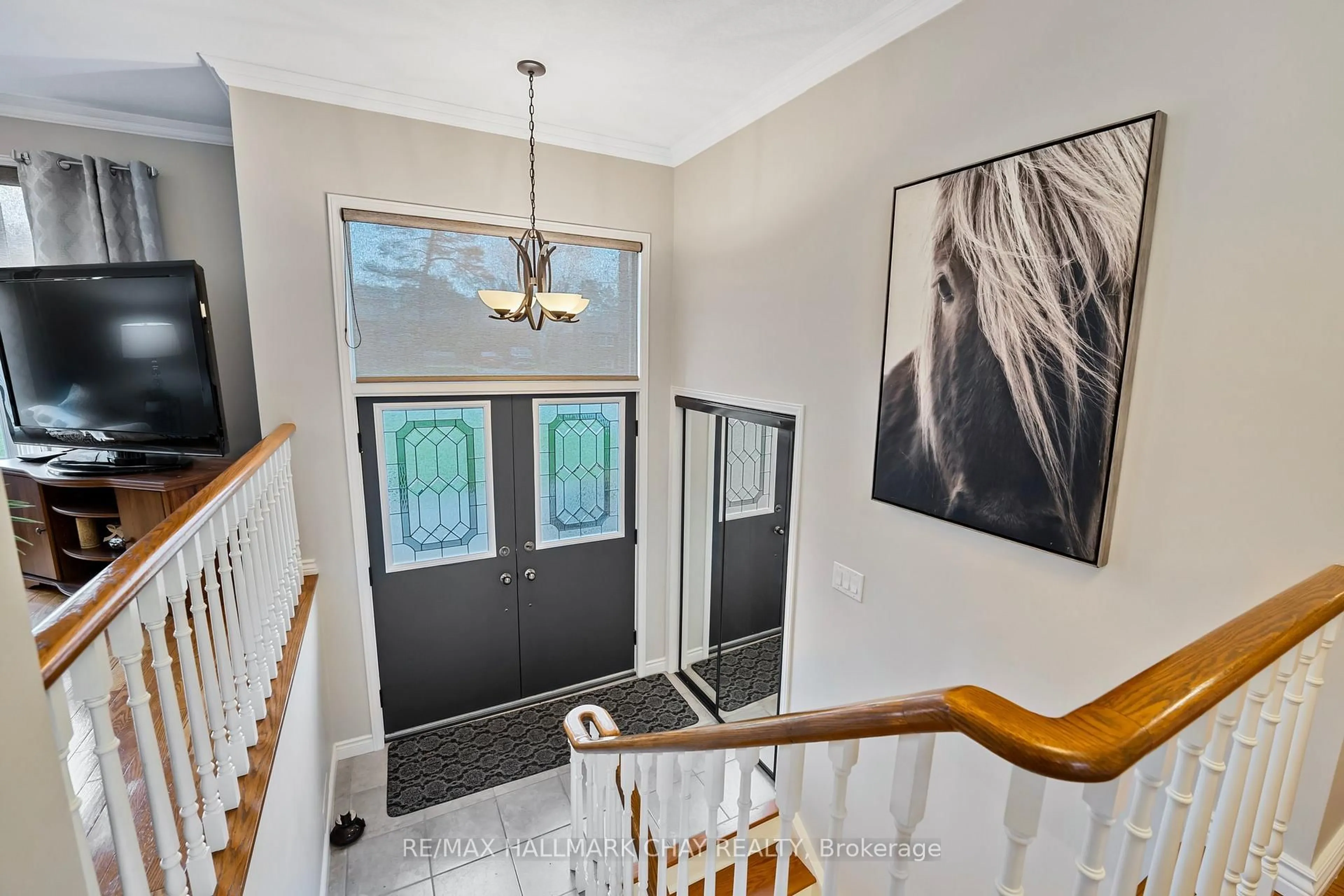 Indoor entryway for 40 Idlewood Dr, Springwater Ontario L9X 0P5