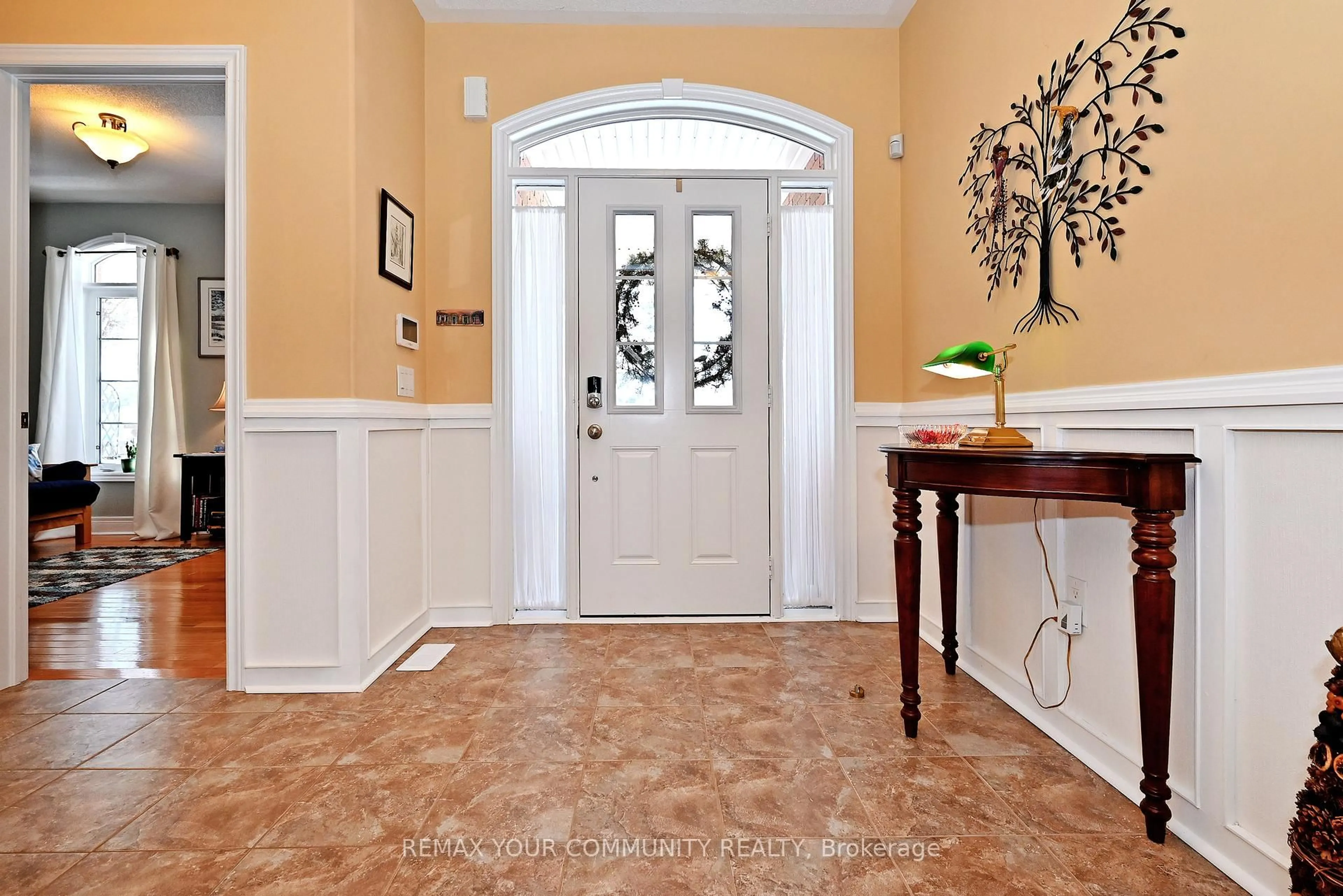 Indoor entryway for 29 Turner Dr, Barrie Ontario L4N 6M5