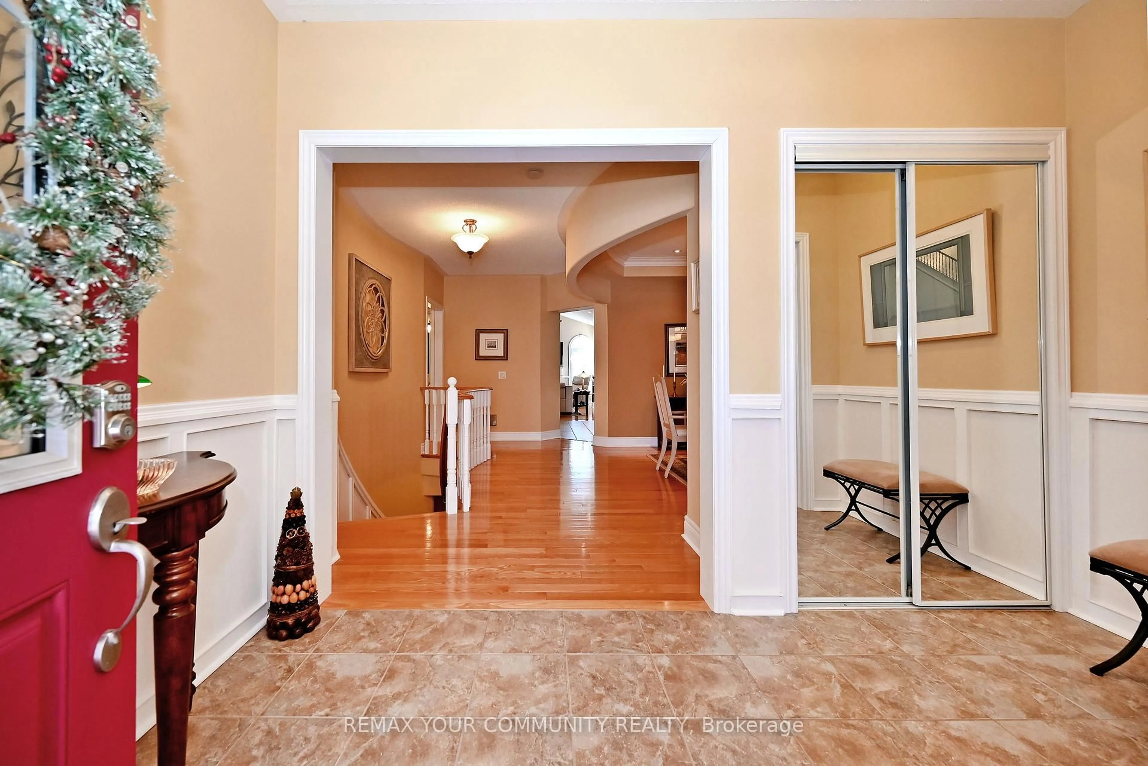 Indoor entryway for 29 Turner Dr, Barrie Ontario L4N 6M5