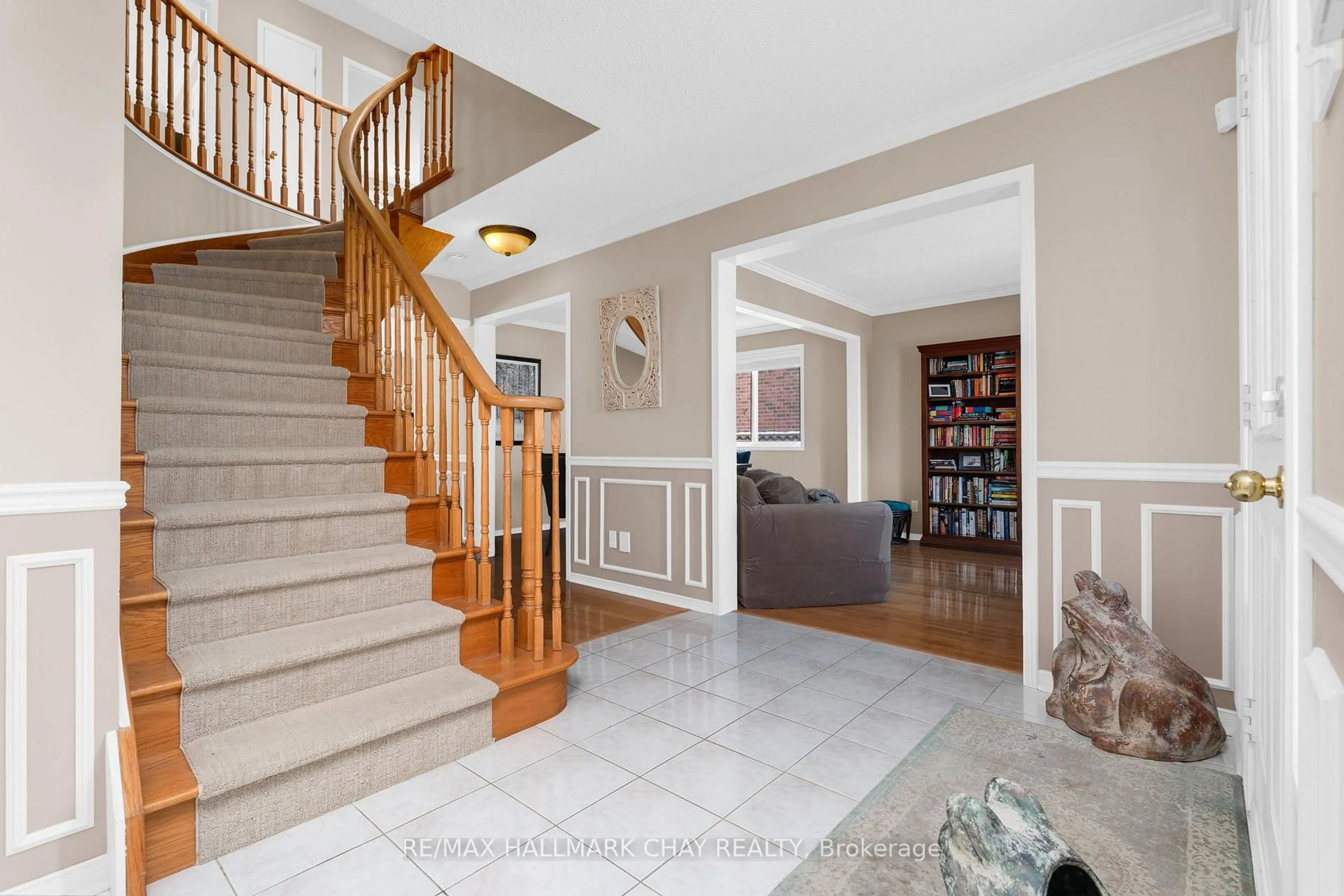 Indoor entryway for 29 Benson Dr, Barrie Ontario L4N 7Y1