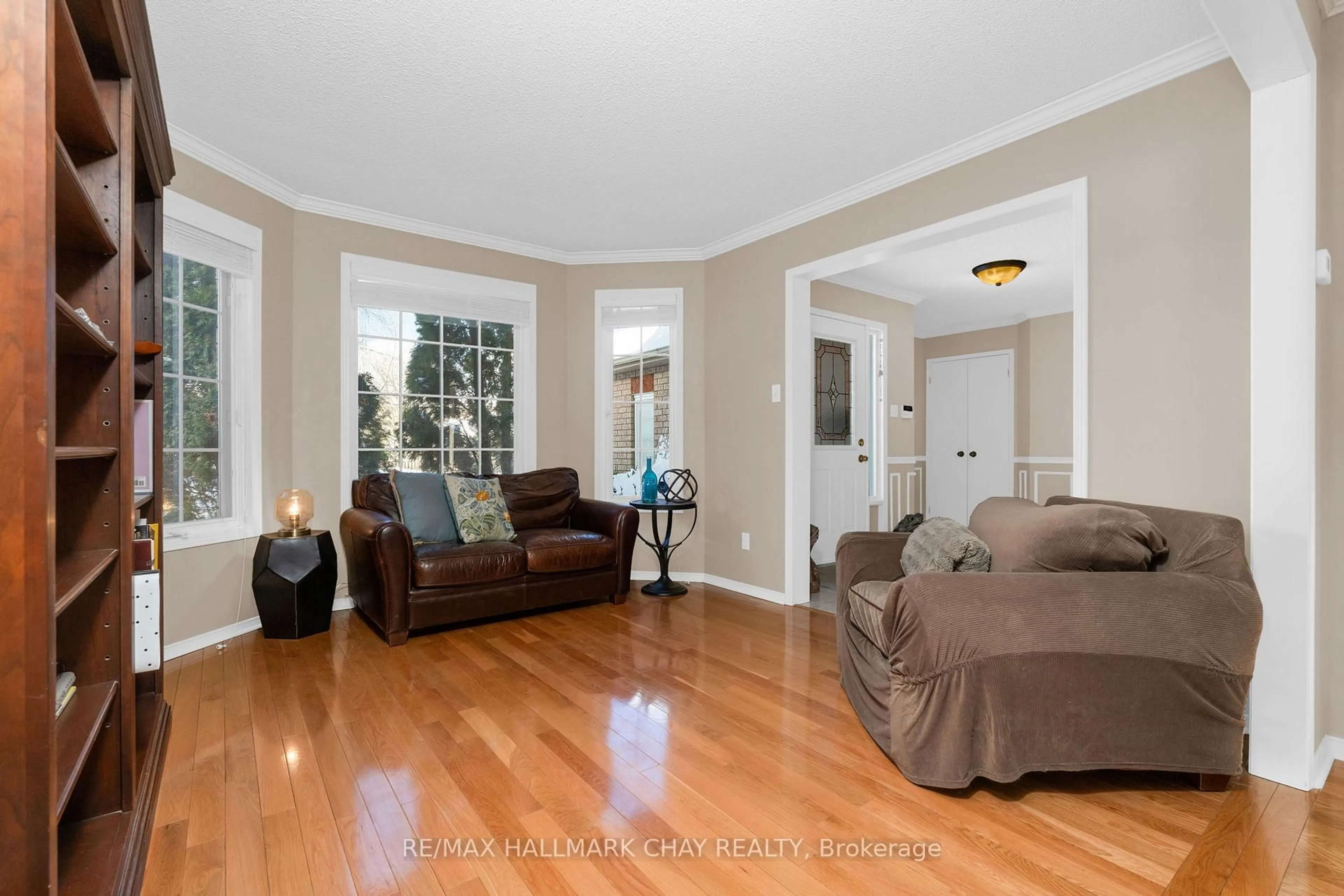 Living room with furniture, wood/laminate floor for 29 Benson Dr, Barrie Ontario L4N 7Y1