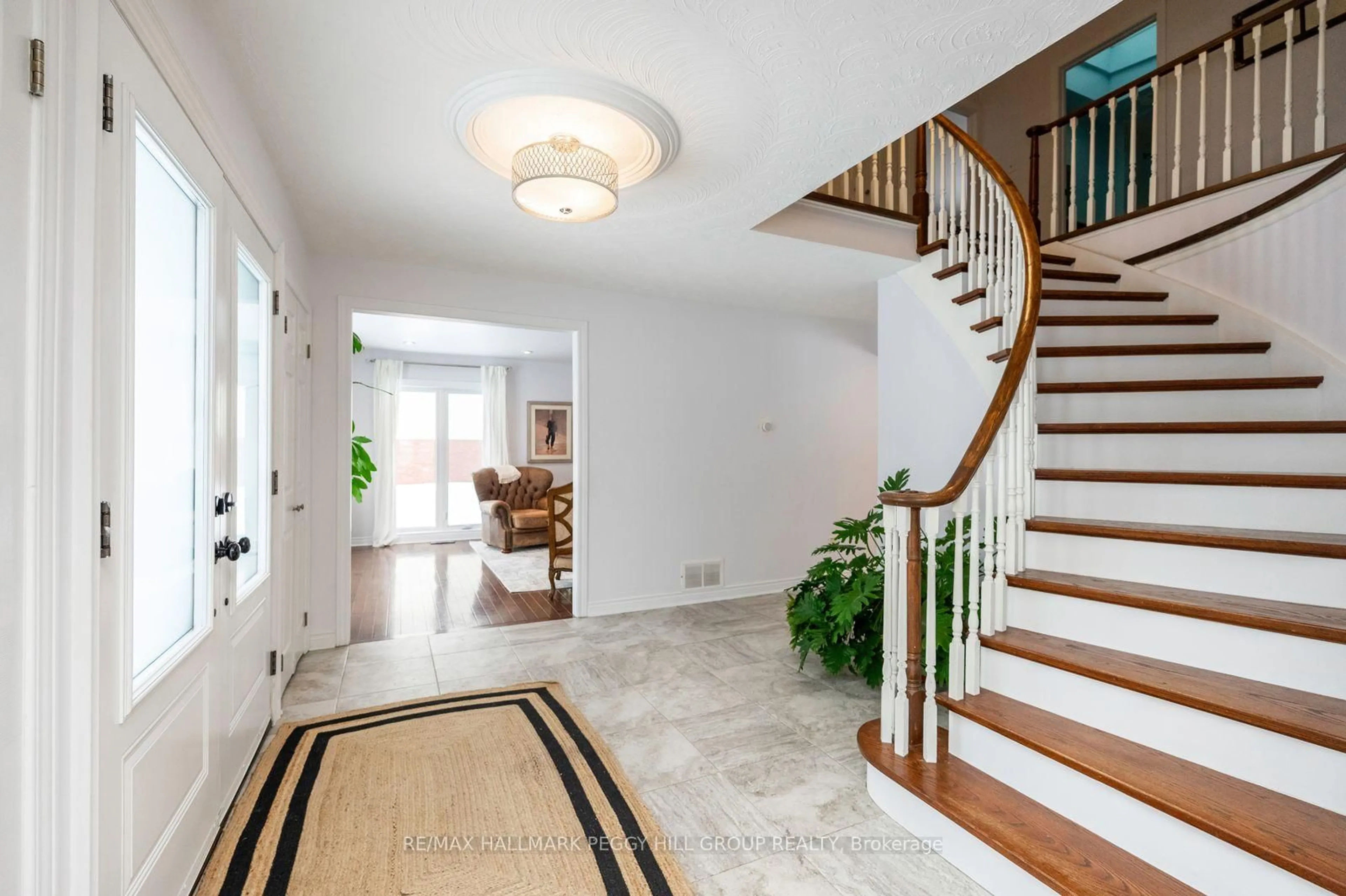 Indoor foyer for 63 Idlewood Dr, Springwater Ontario L9X 0P5