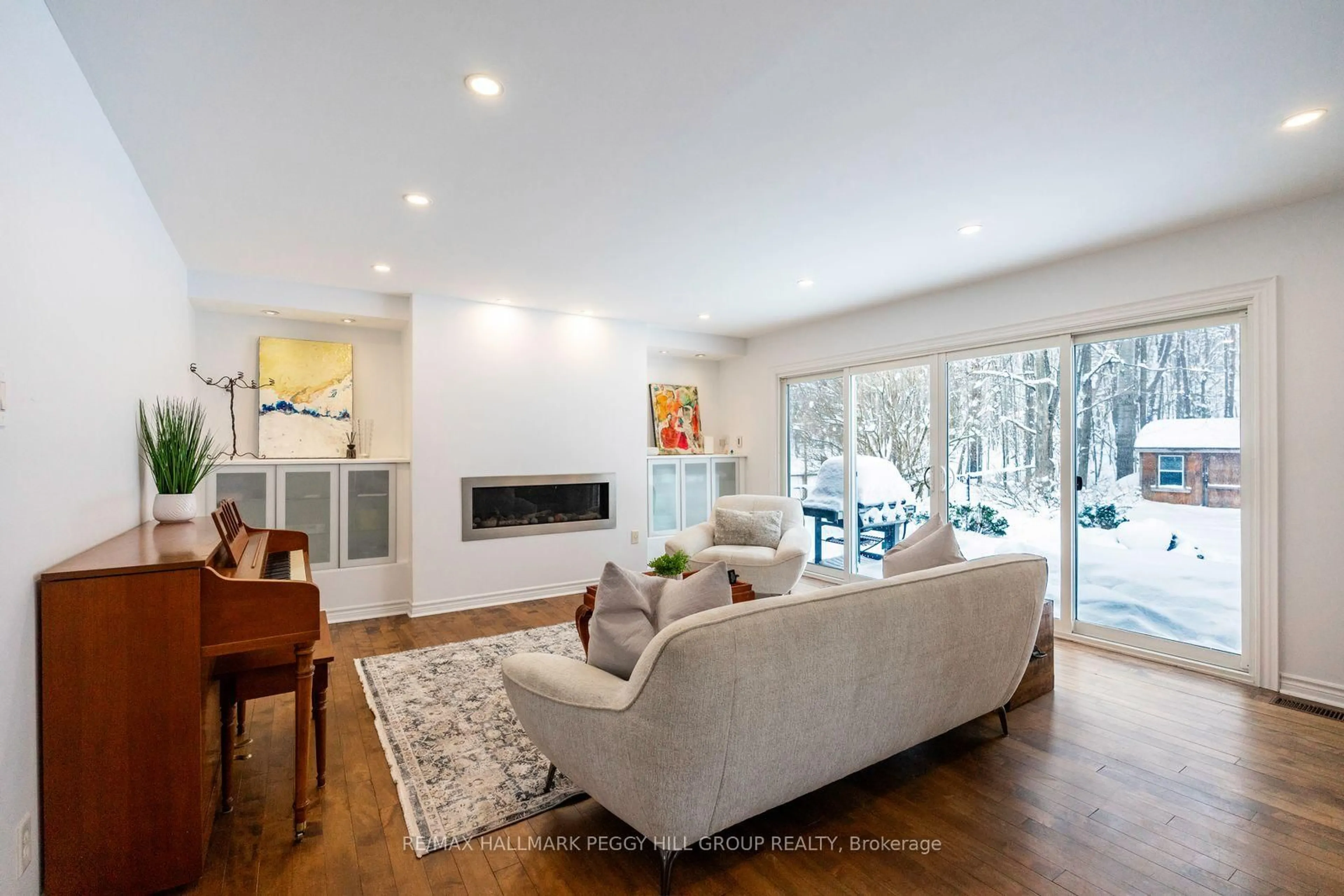 Living room with furniture, unknown for 63 Idlewood Dr, Springwater Ontario L9X 0P5