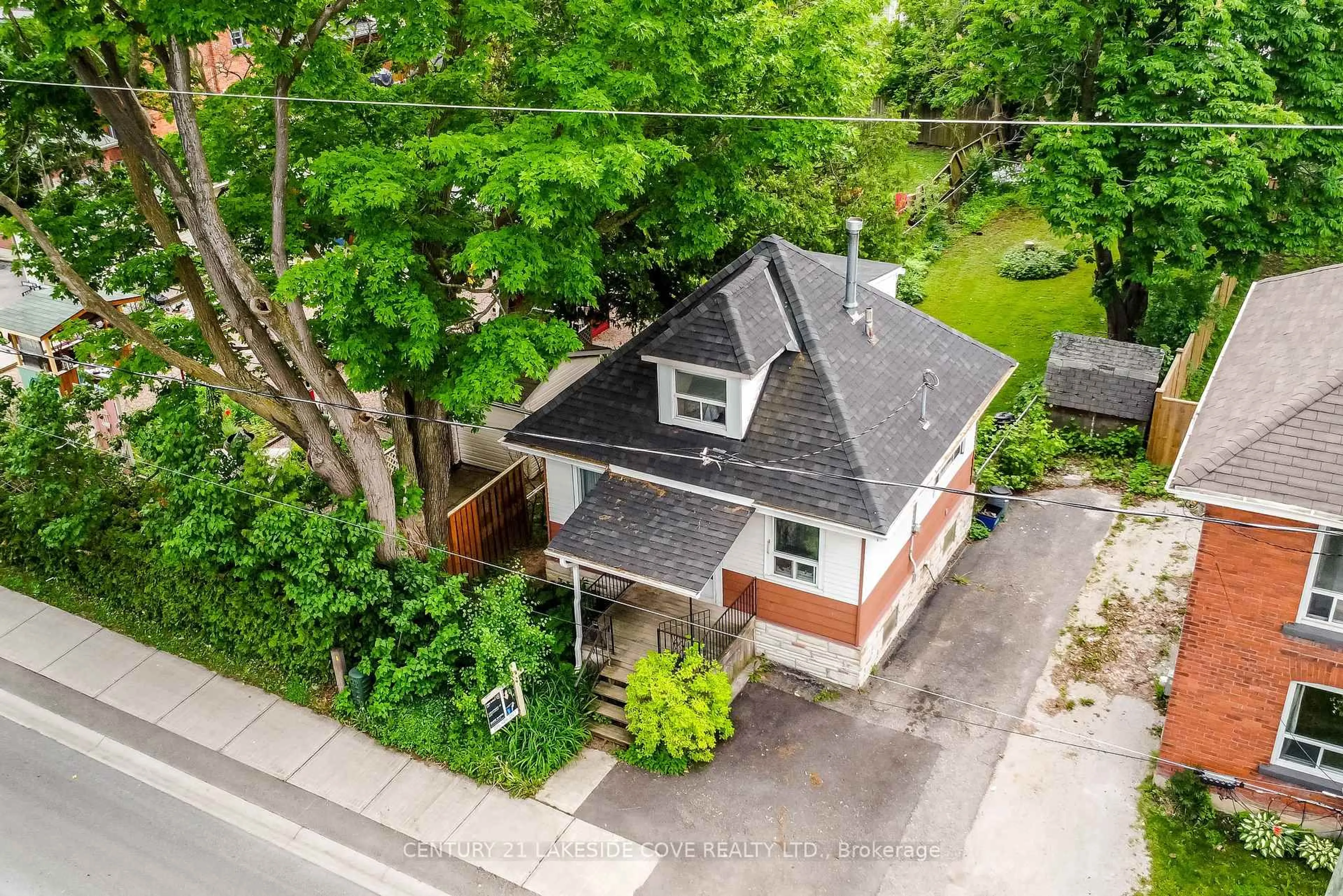 A pic from outside/outdoor area/front of a property/back of a property/a pic from drone, street for 147 Dufferin St, Orillia Ontario L3V 5T1