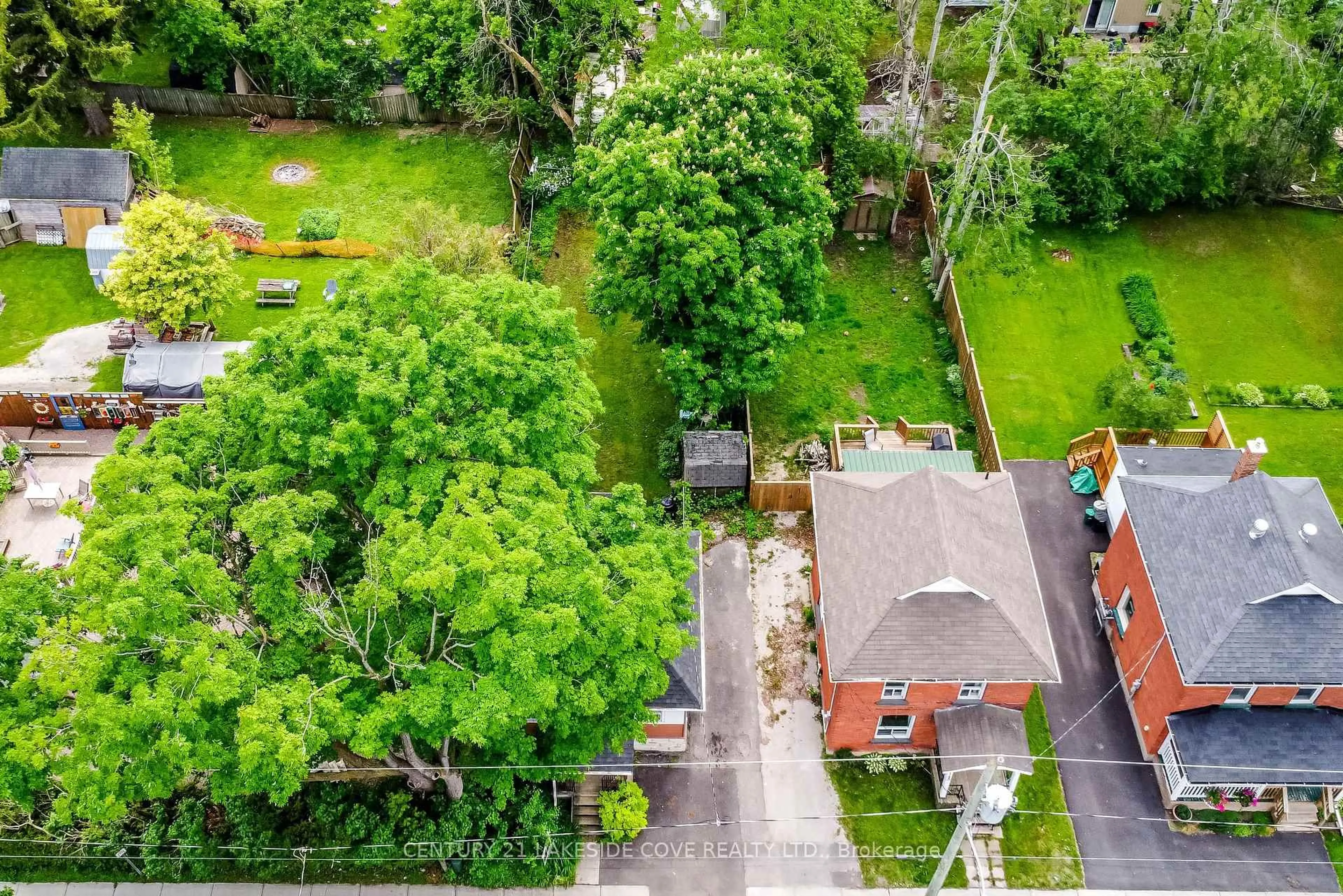 A pic from outside/outdoor area/front of a property/back of a property/a pic from drone, street for 147 Dufferin St, Orillia Ontario L3V 5T1