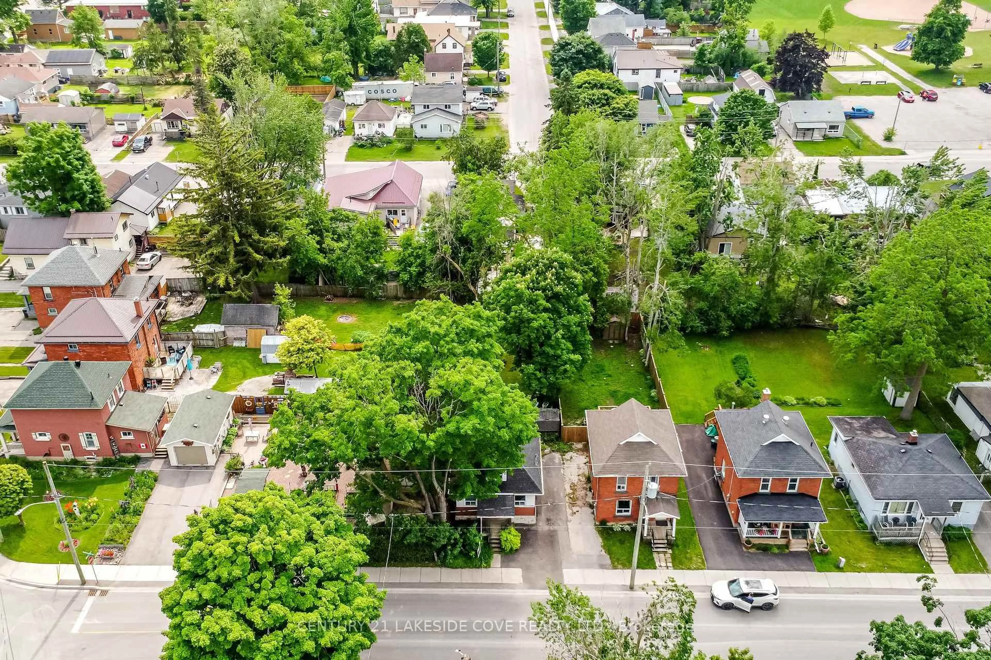 A pic from outside/outdoor area/front of a property/back of a property/a pic from drone, street for 147 Dufferin St, Orillia Ontario L3V 5T1
