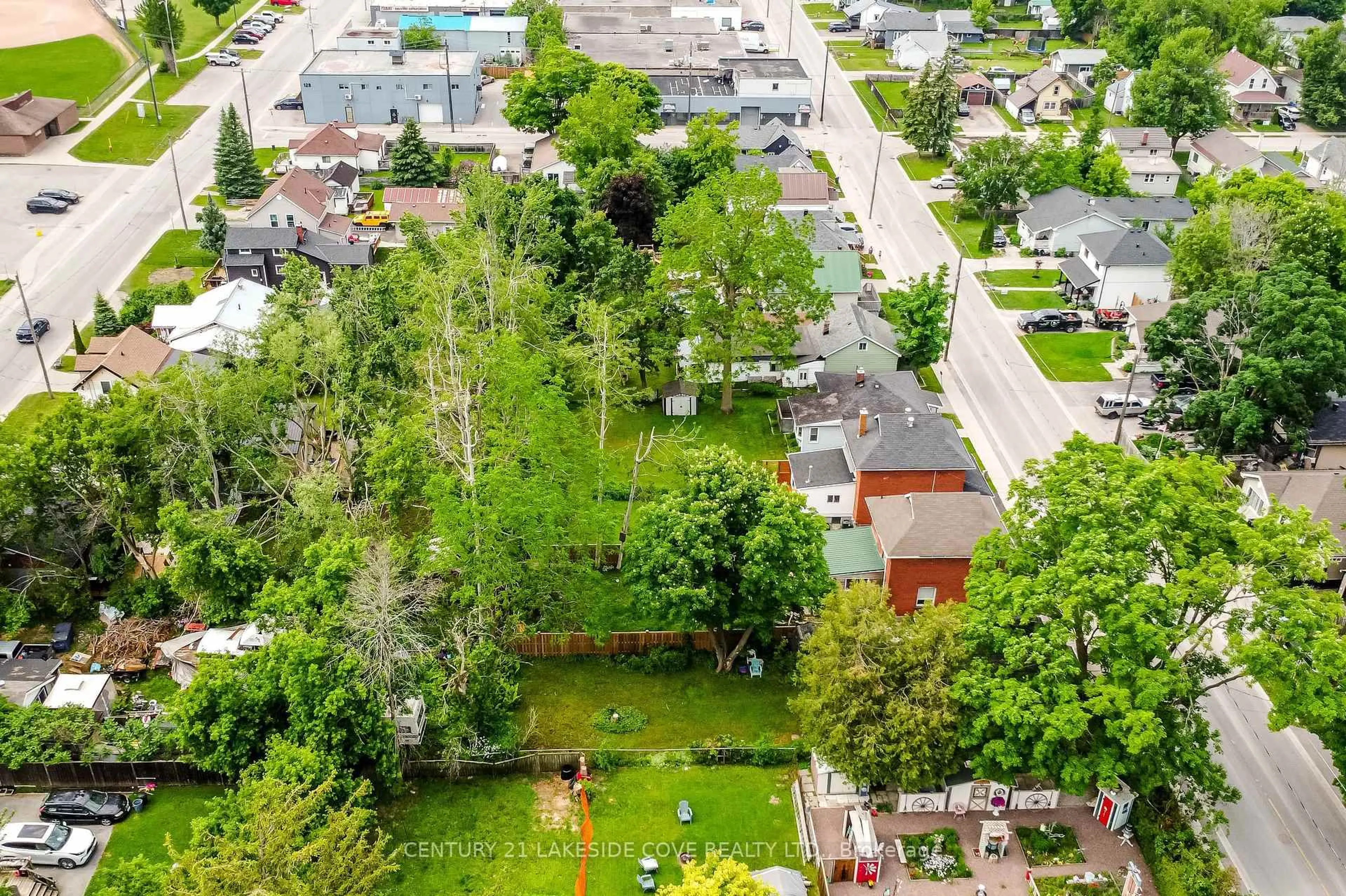 A pic from outside/outdoor area/front of a property/back of a property/a pic from drone, street for 147 Dufferin St, Orillia Ontario L3V 5T1