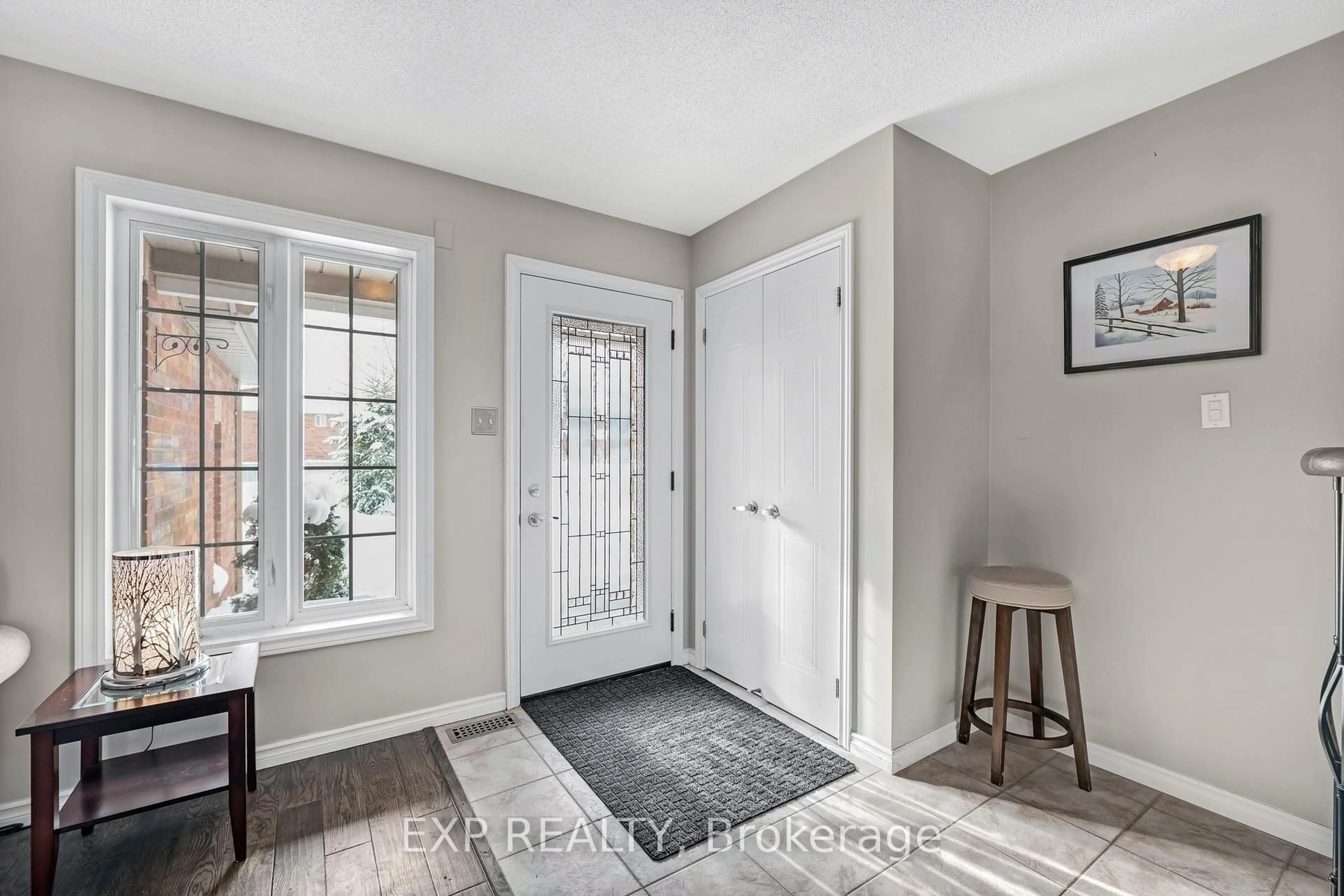 Indoor entryway for 228 Mapleton Ave, Barrie Ontario L4N 8T3