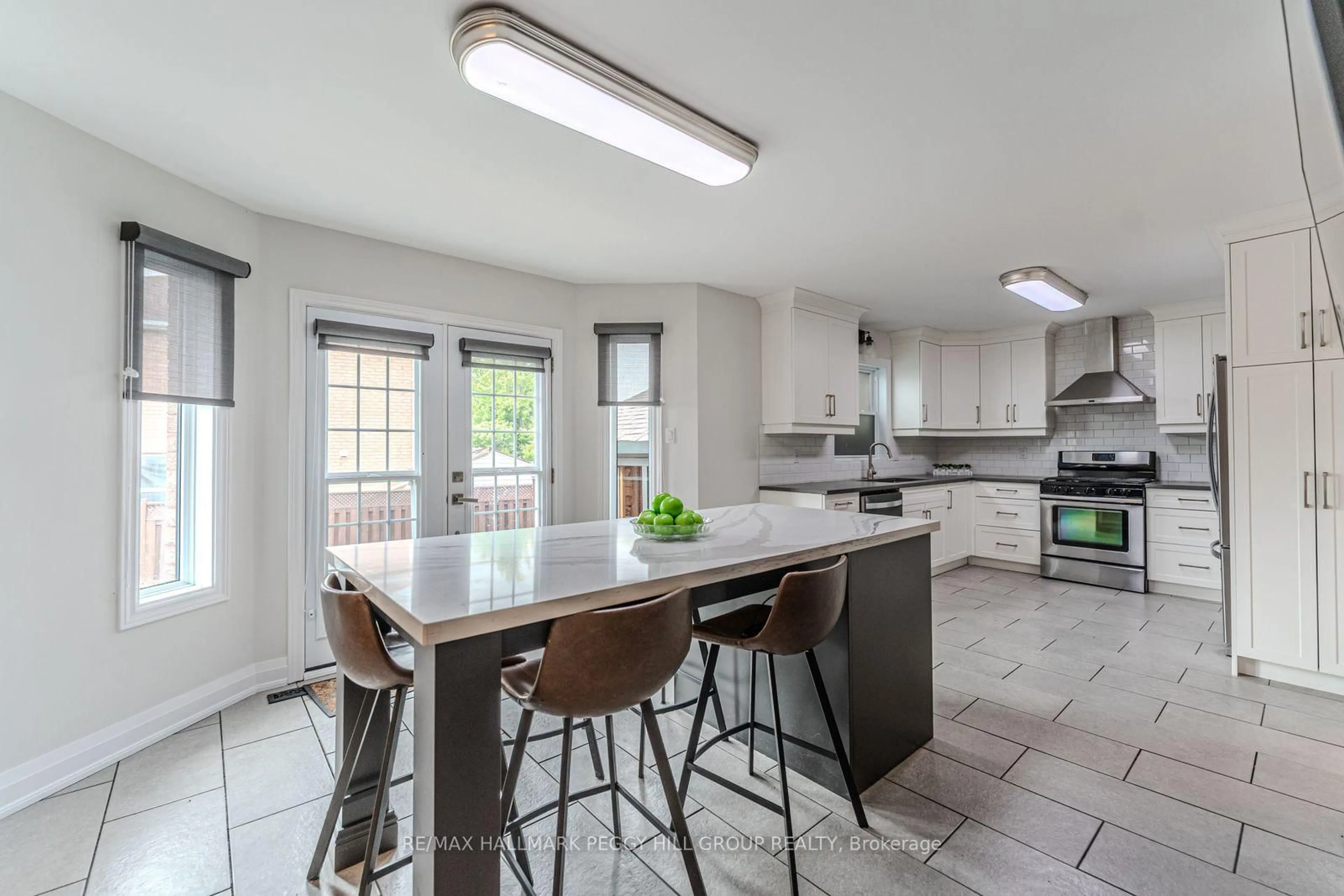 Open concept kitchen, ceramic/tile floor for 66 Raquel St, Barrie Ontario L4N 9S8