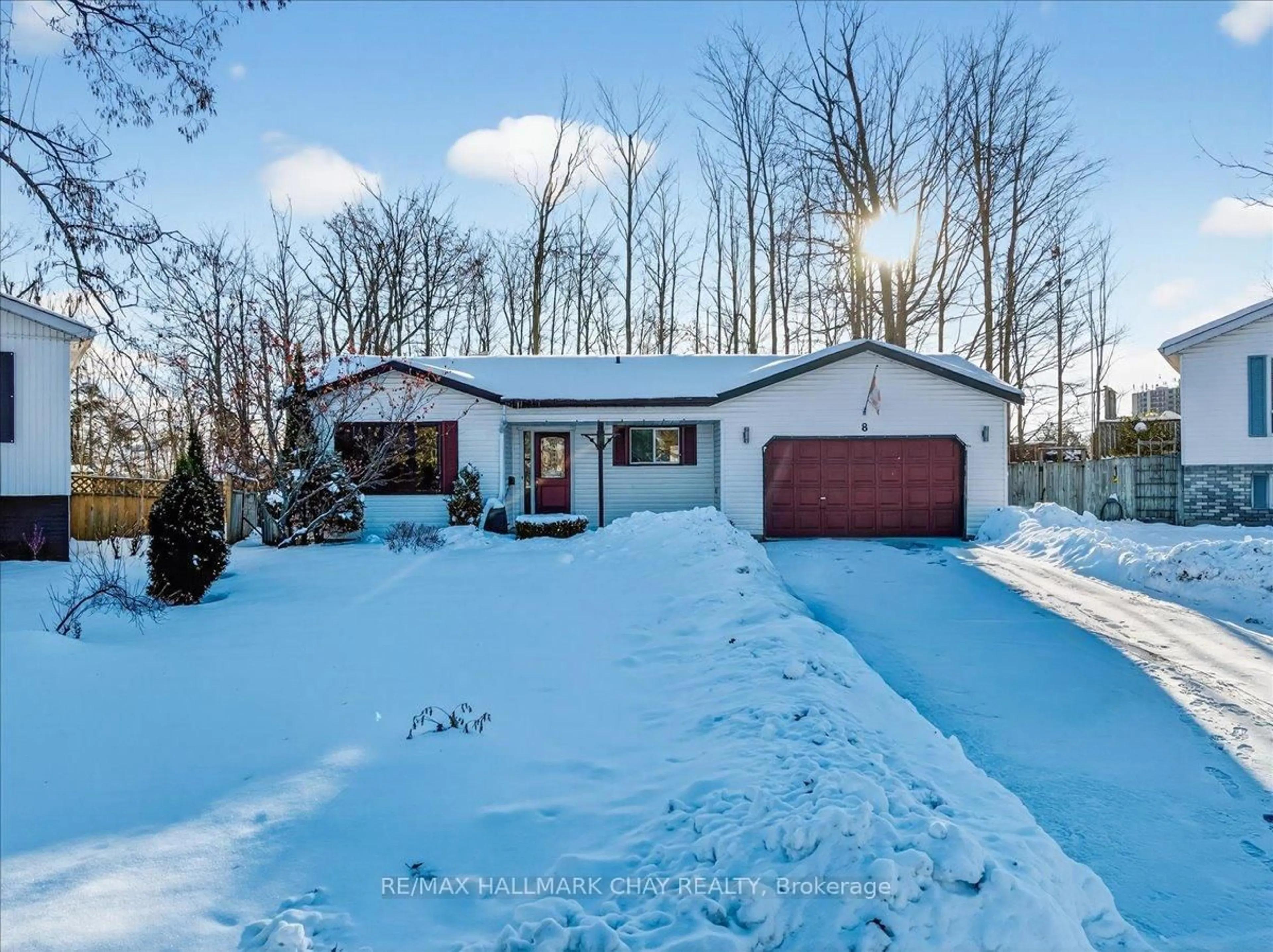 A pic from outside/outdoor area/front of a property/back of a property/a pic from drone, unknown for 8 Chestnut Crt, Barrie Ontario L4M 6K8