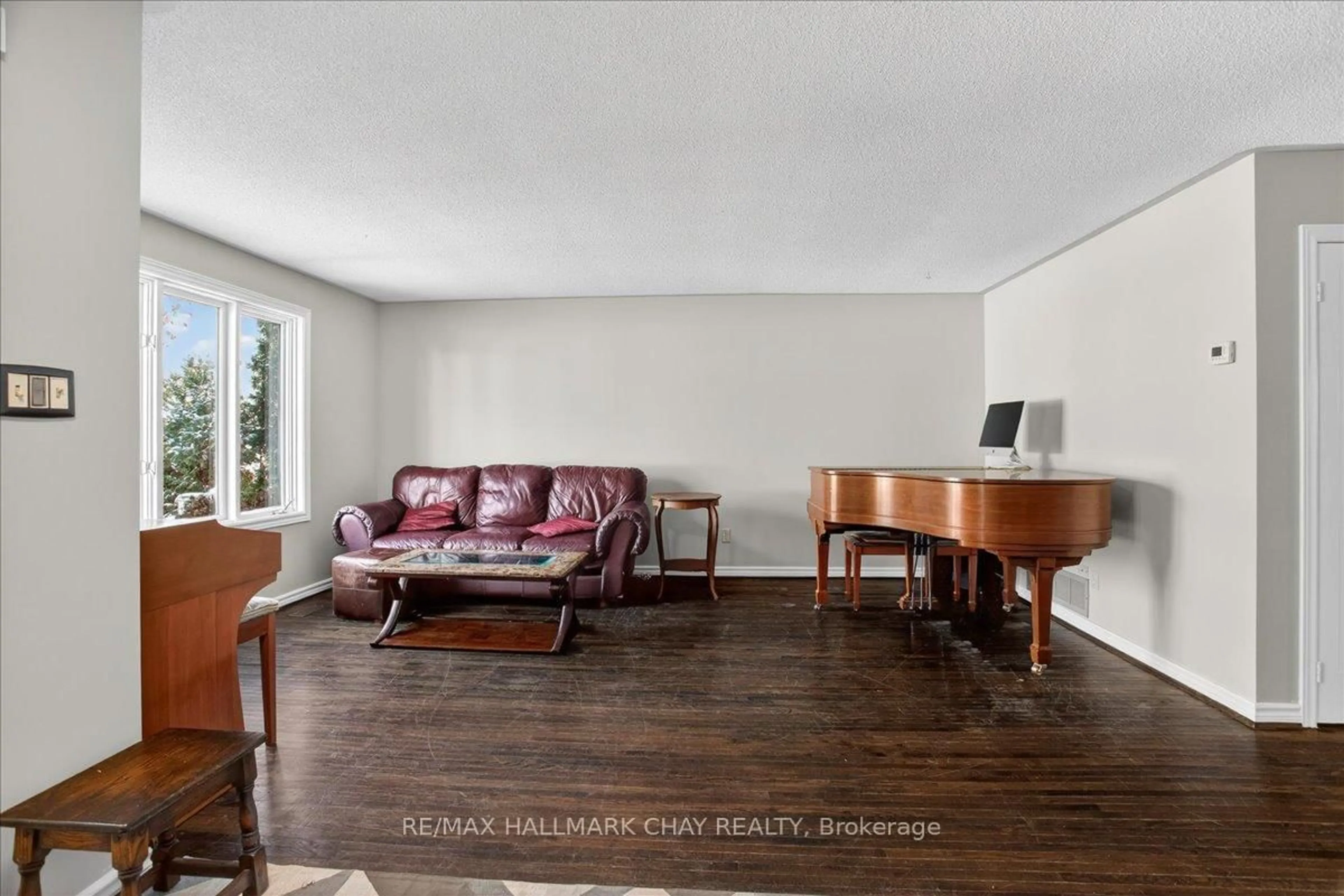 Living room with furniture, wood/laminate floor for 8 Chestnut Crt, Barrie Ontario L4M 6K8