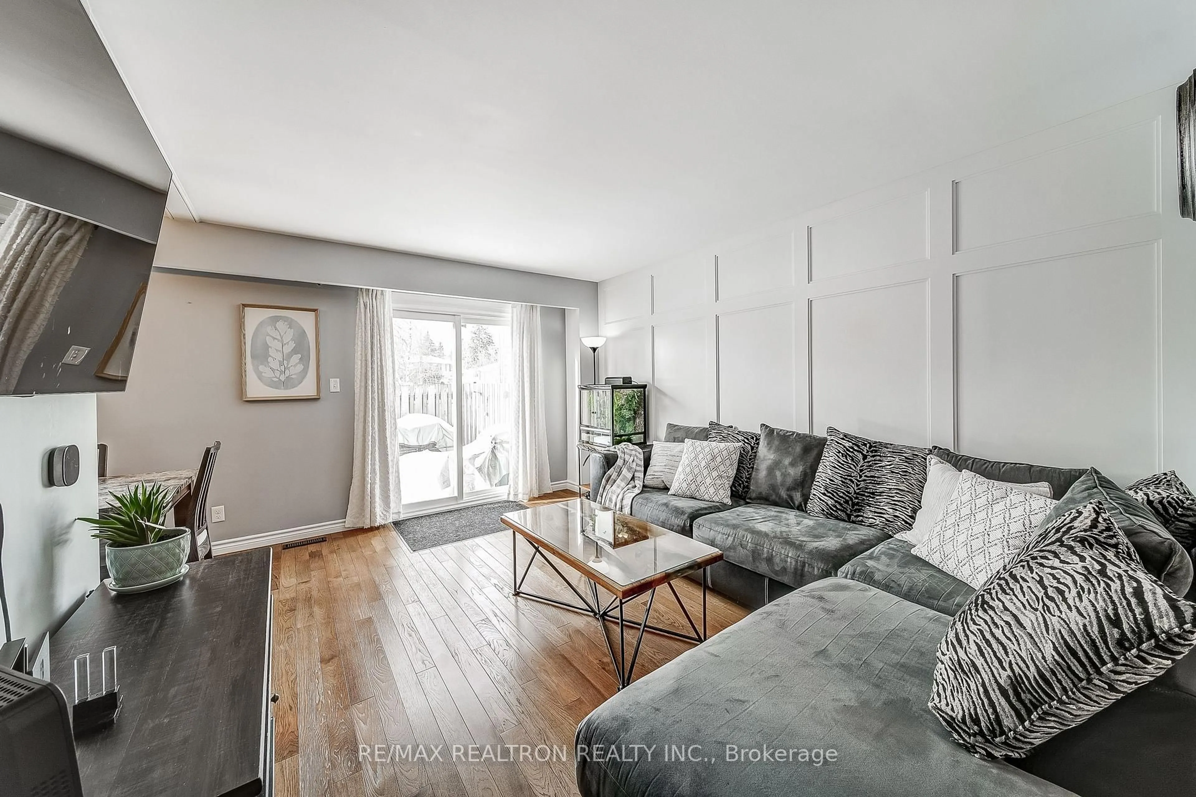 Living room with furniture, wood/laminate floor for 261 Rose St, Barrie Ontario L4M 2V3