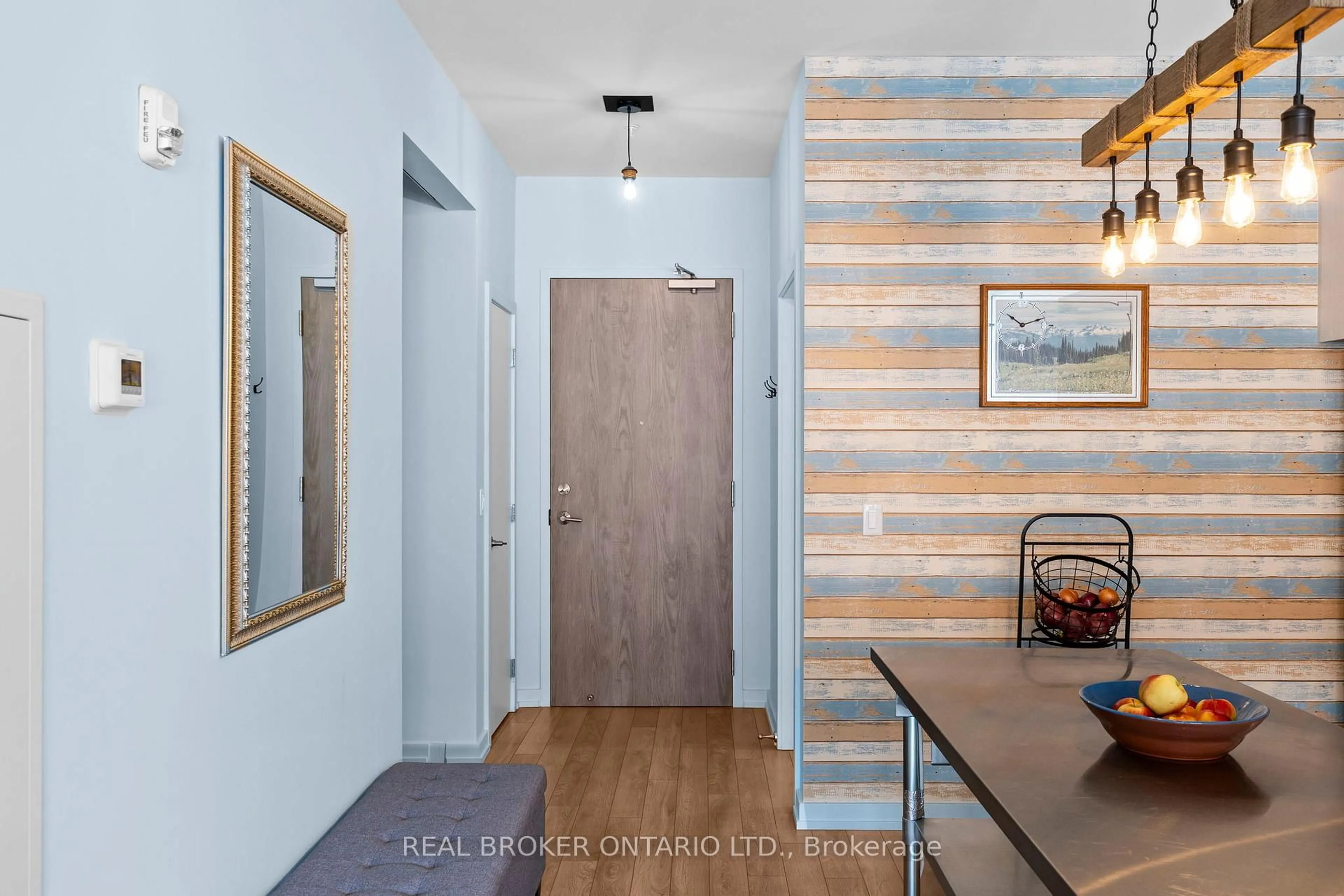 Indoor entryway for 21 Matchedash St #203, Orillia Ontario L3V 4W4