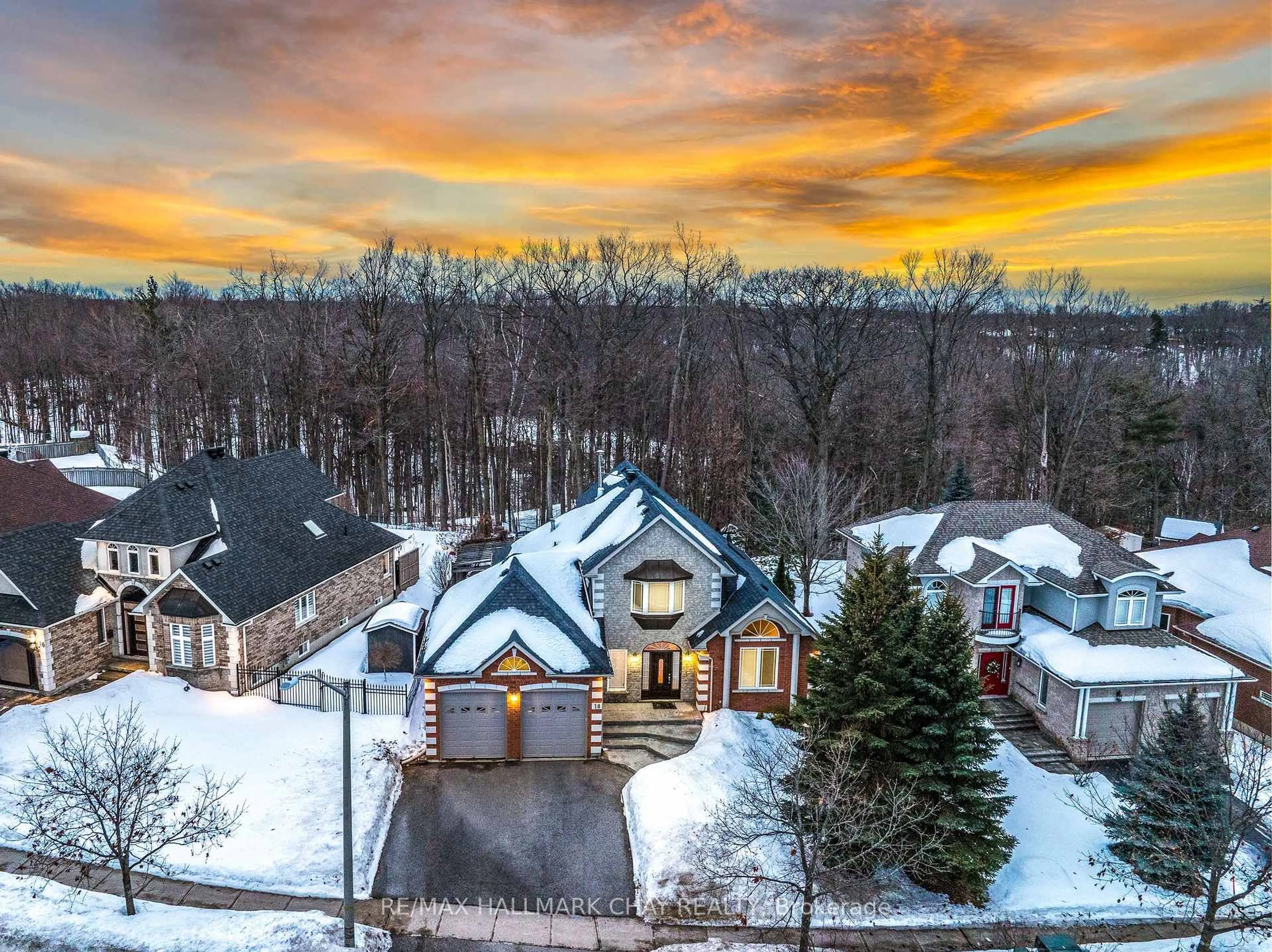 A pic from outside/outdoor area/front of a property/back of a property/a pic from drone, mountain view for 18 Cumming Dr, Barrie Ontario L4N 8H6