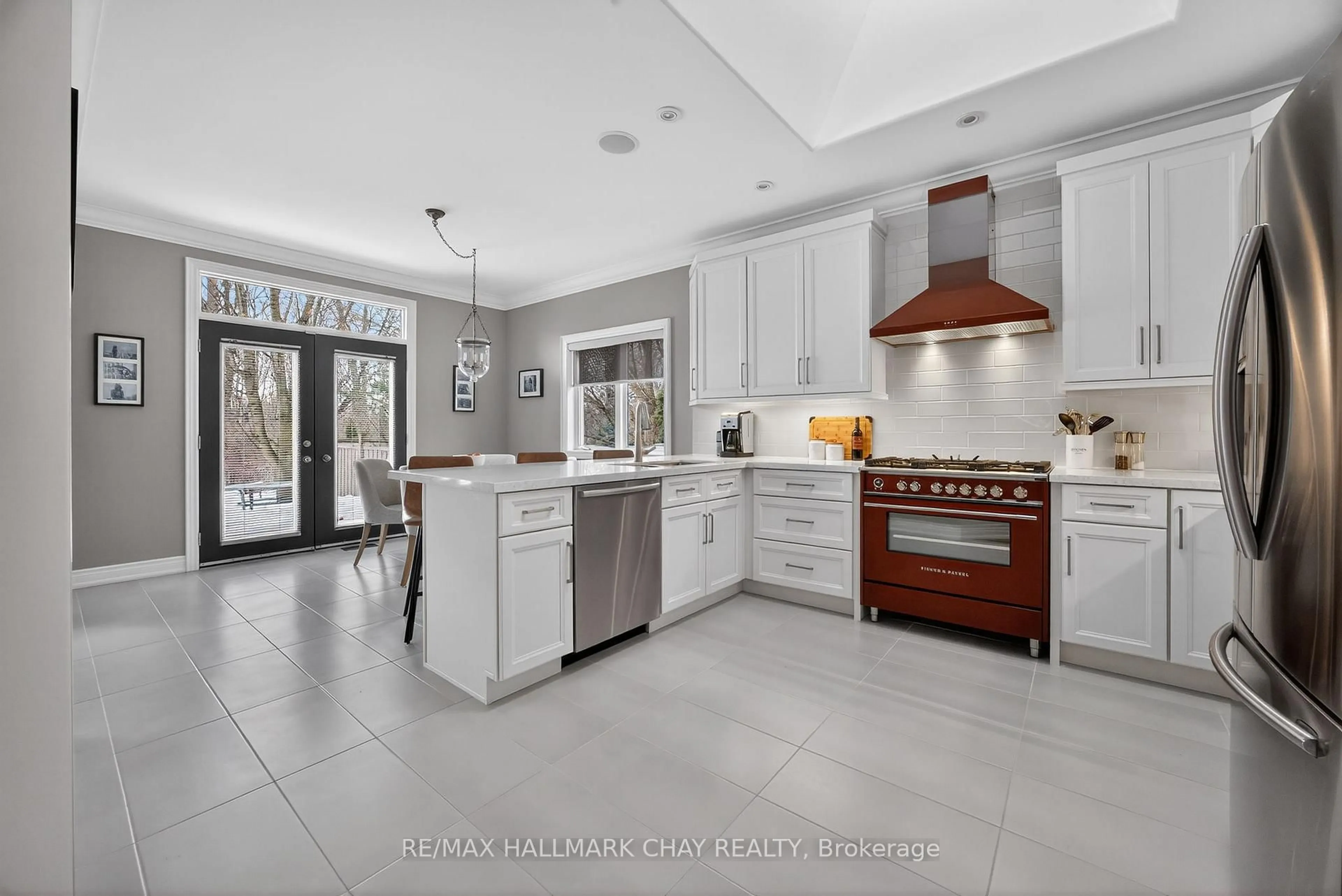 Open concept kitchen, ceramic/tile floor for 18 Cumming Dr, Barrie Ontario L4N 8H6