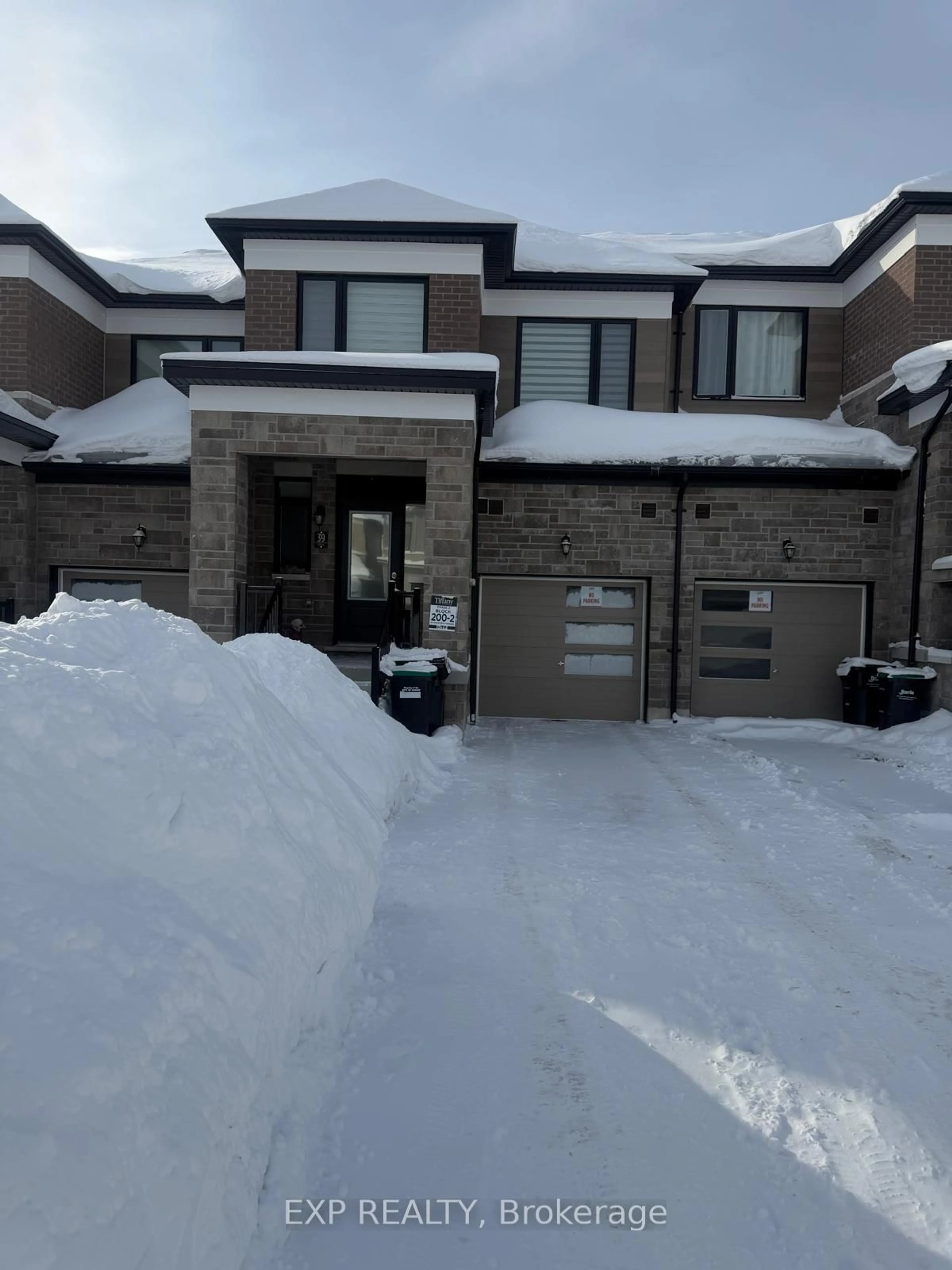 A pic from outside/outdoor area/front of a property/back of a property/a pic from drone, street for 39 Tamworth Terr, Barrie Ontario L9S 2Z8