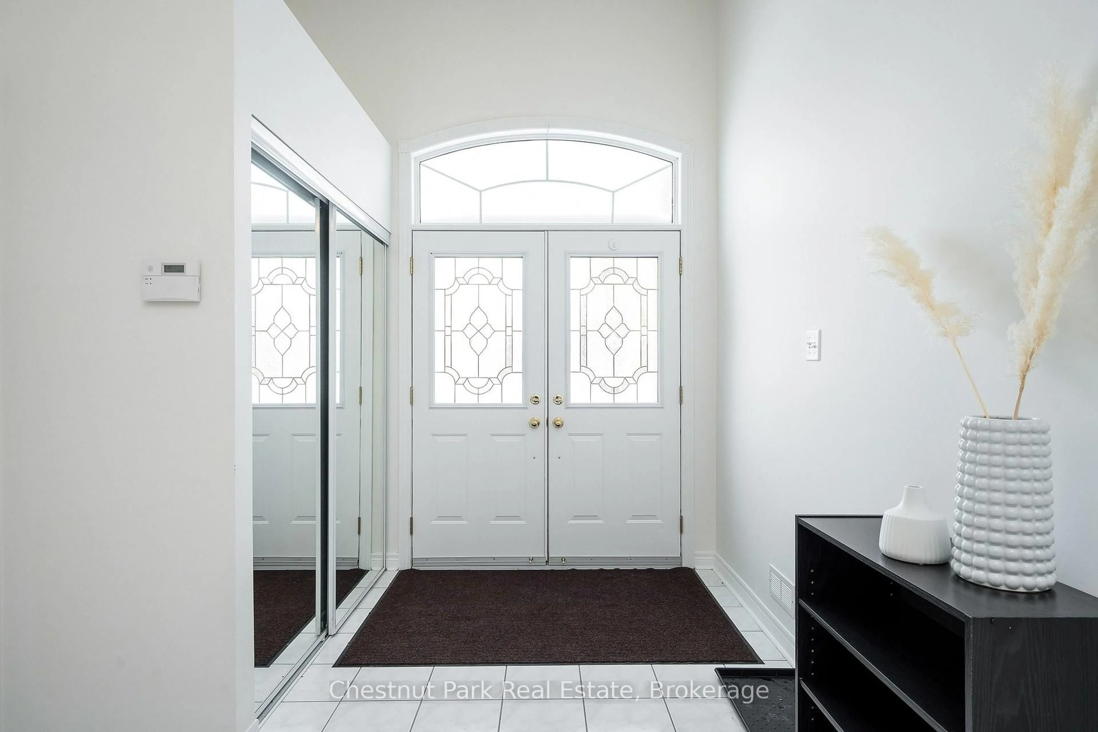 Indoor entryway for 16 Green Pine Cres, Wasaga Beach Ontario L9Z 1P6