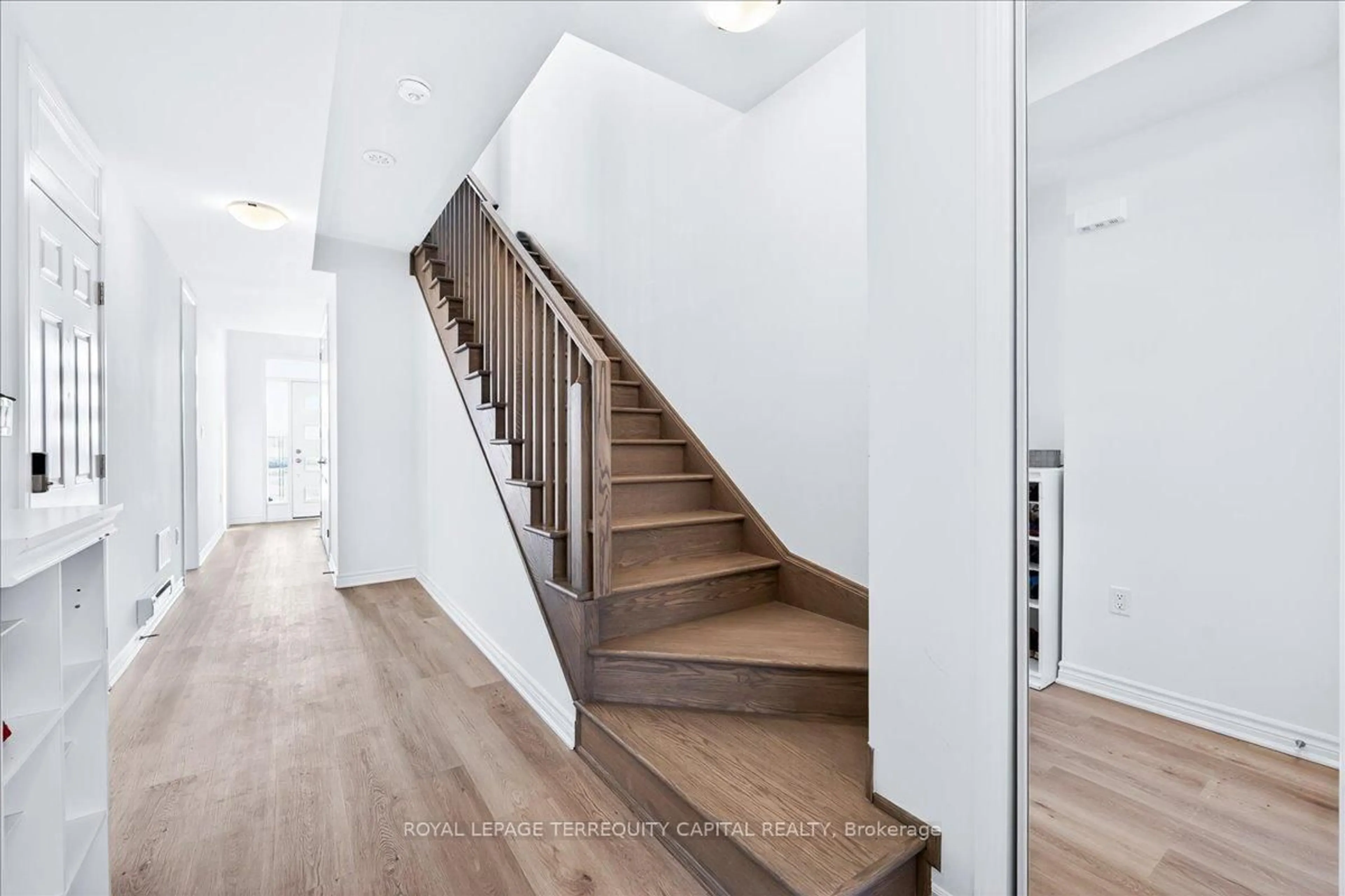 Stairs for 92 Pearen Lane, Barrie Ontario L9J 1A5