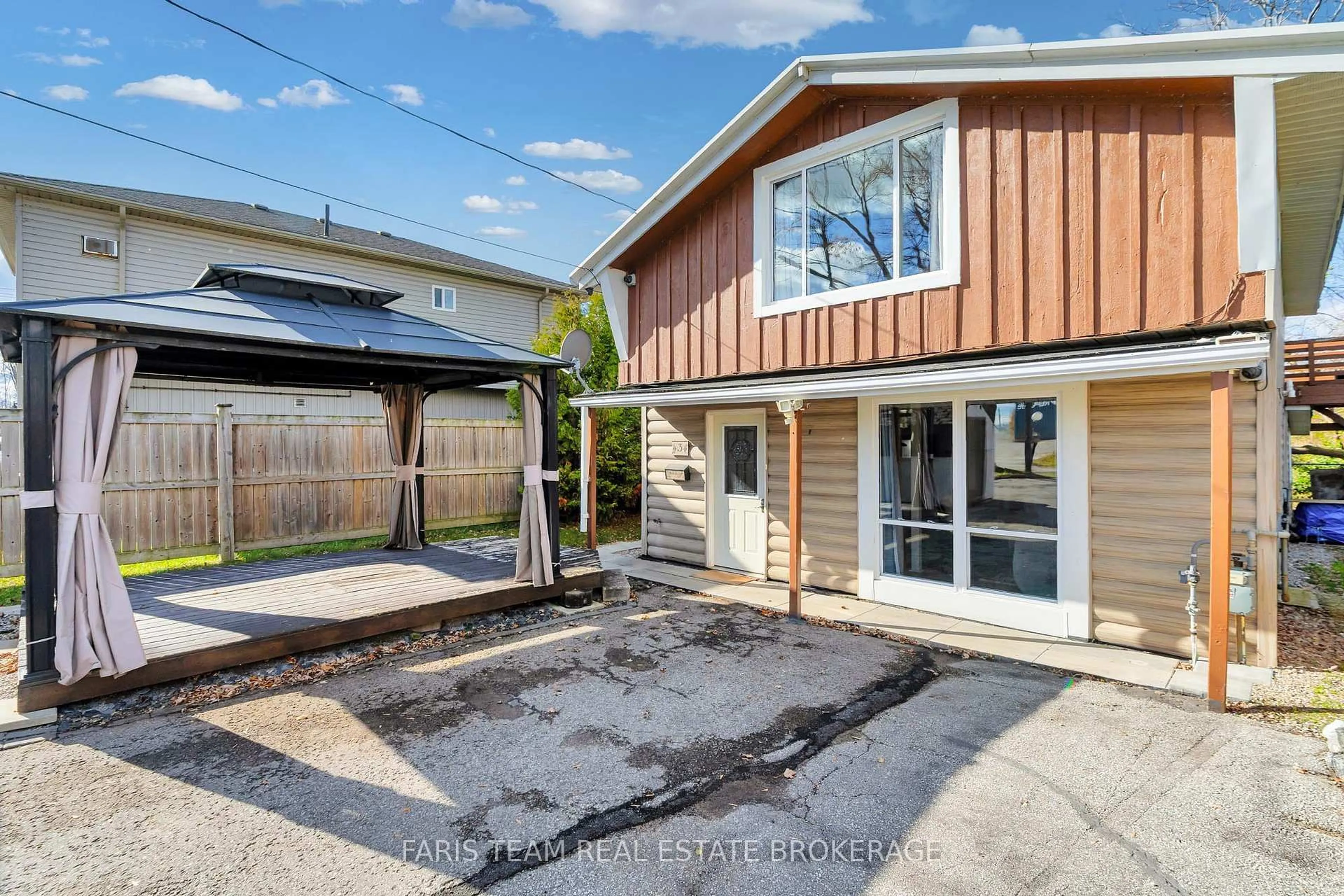 A pic from outside/outdoor area/front of a property/back of a property/a pic from drone, street for 3 Courtland St, Orillia Ontario L3V 1A4