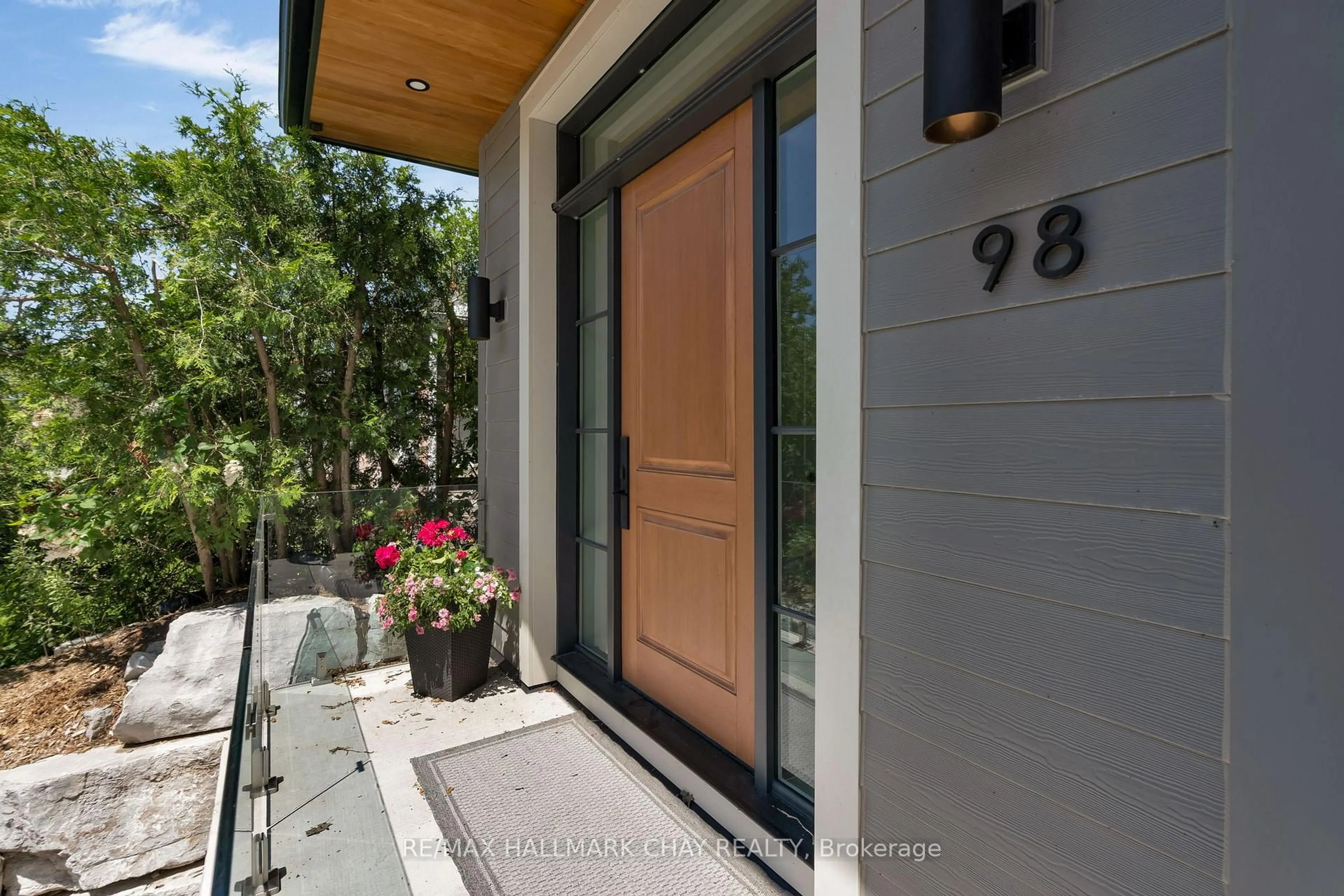 Indoor entryway for 98 Shanty Bay Rd, Barrie Ontario L4M 1E2