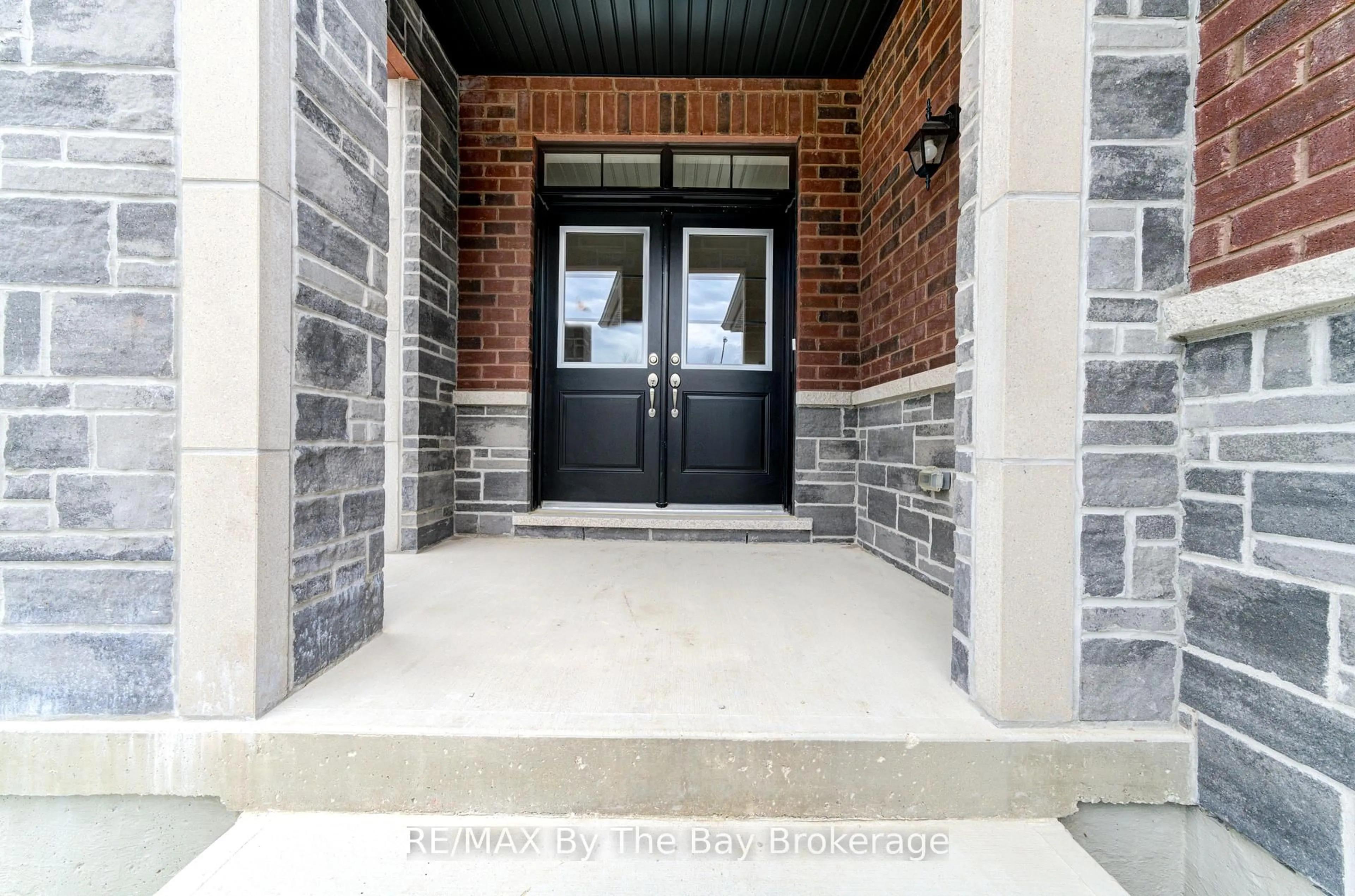 Indoor entryway for 12 Misty Ridge Rd, Wasaga Beach Ontario L9Z 0R8