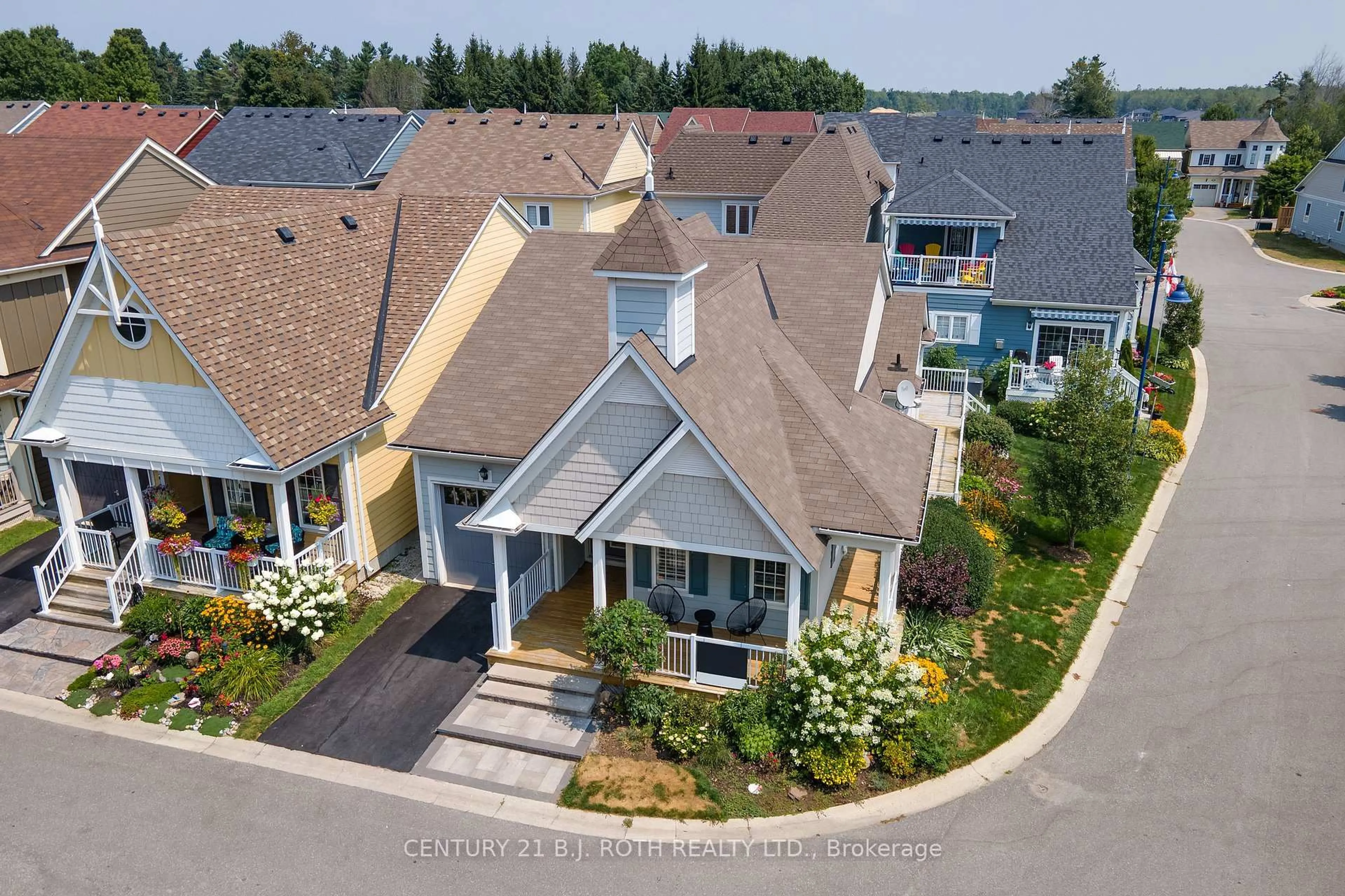 A pic from outside/outdoor area/front of a property/back of a property/a pic from drone, unknown for 3327 Summerhill Way, Severn Ontario L3V 0E1