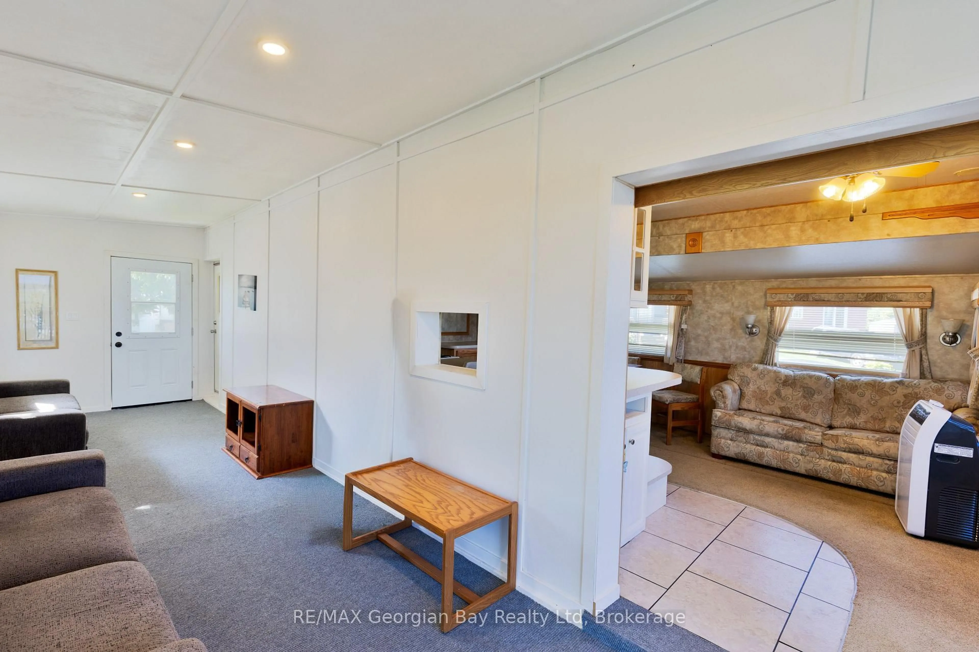 Indoor foyer for 1838 Heron Dr #14, Severn Ontario L0K 2C0