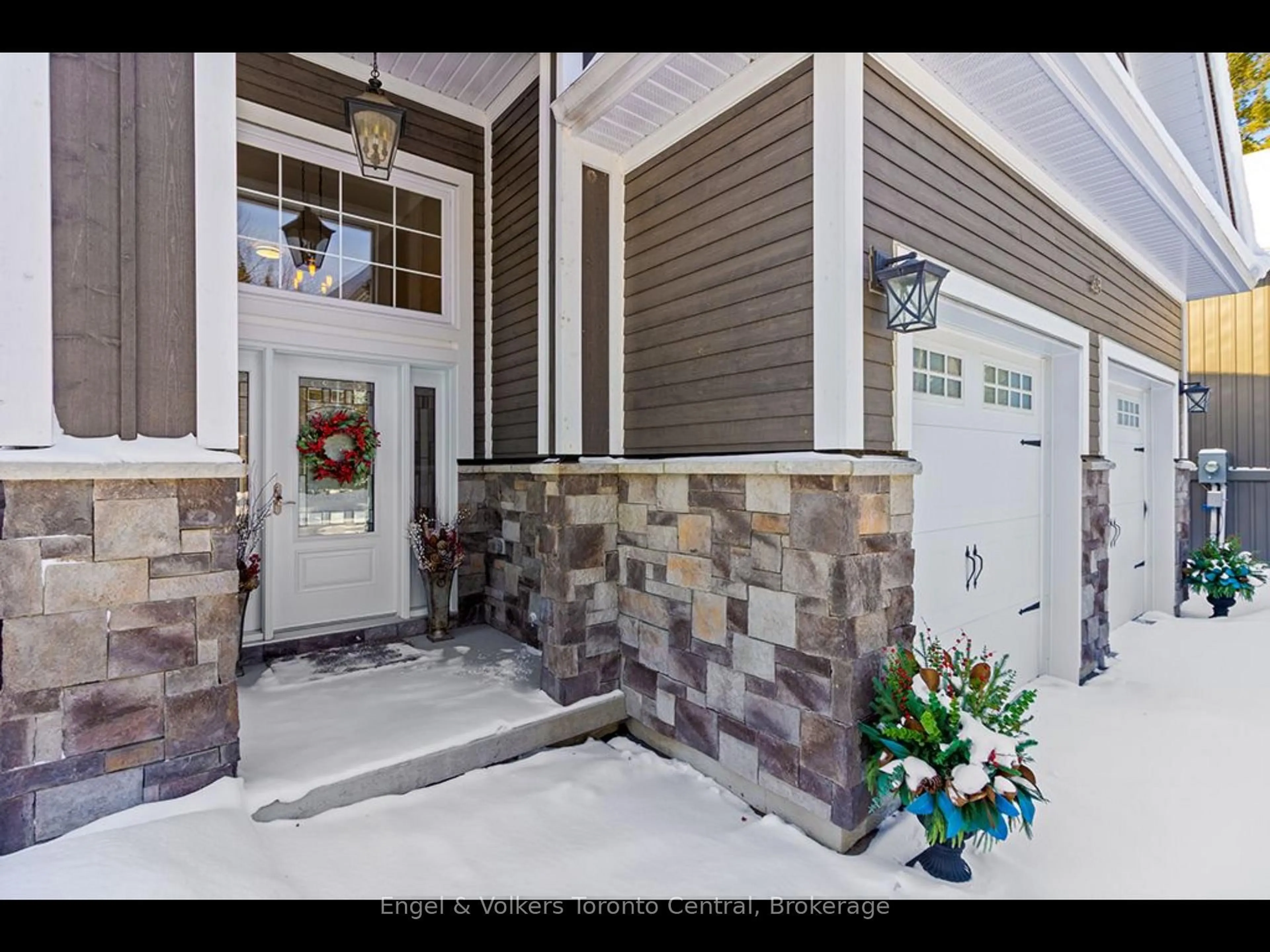 Indoor entryway for 68 50th St, Wasaga Beach Ontario L9Z 1X5