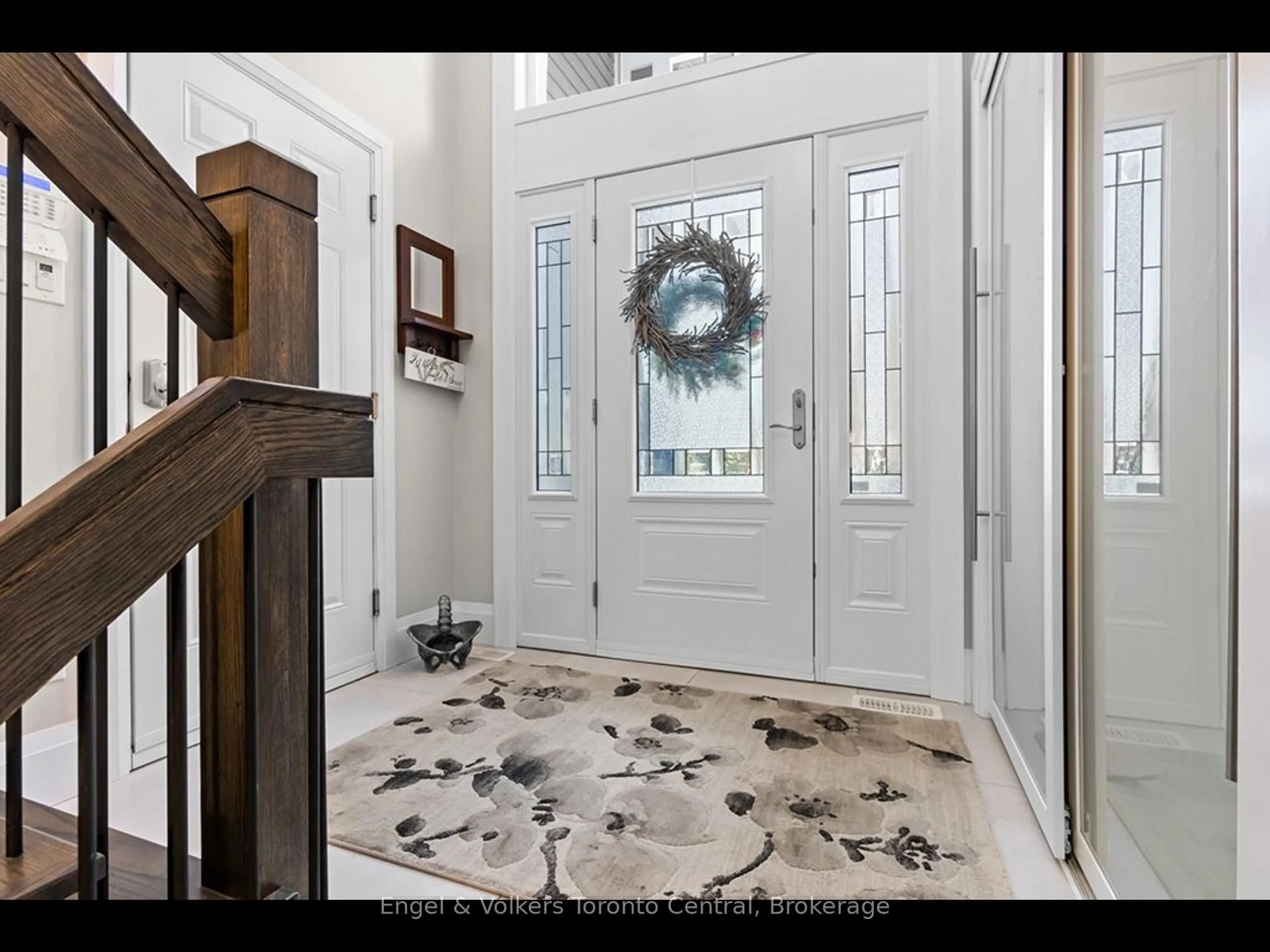 Indoor entryway for 68 50th St, Wasaga Beach Ontario L9Z 1X5