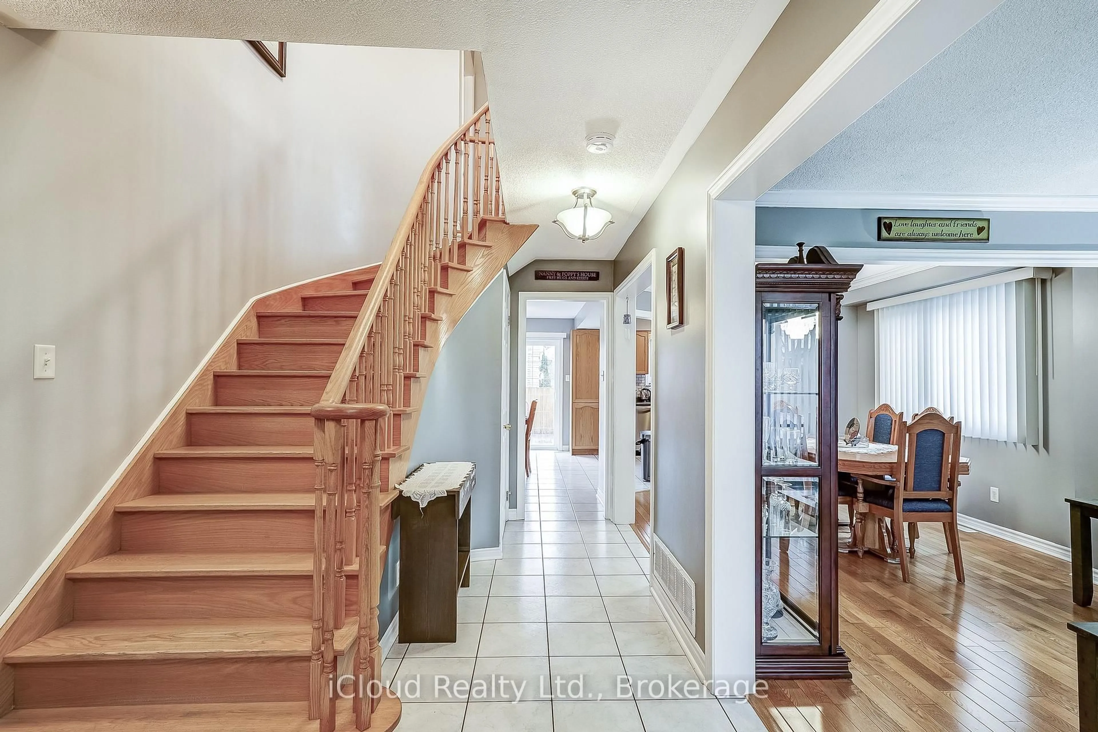 Indoor foyer for 9 Timothy Lane, Barrie Ontario L4N 0Z7