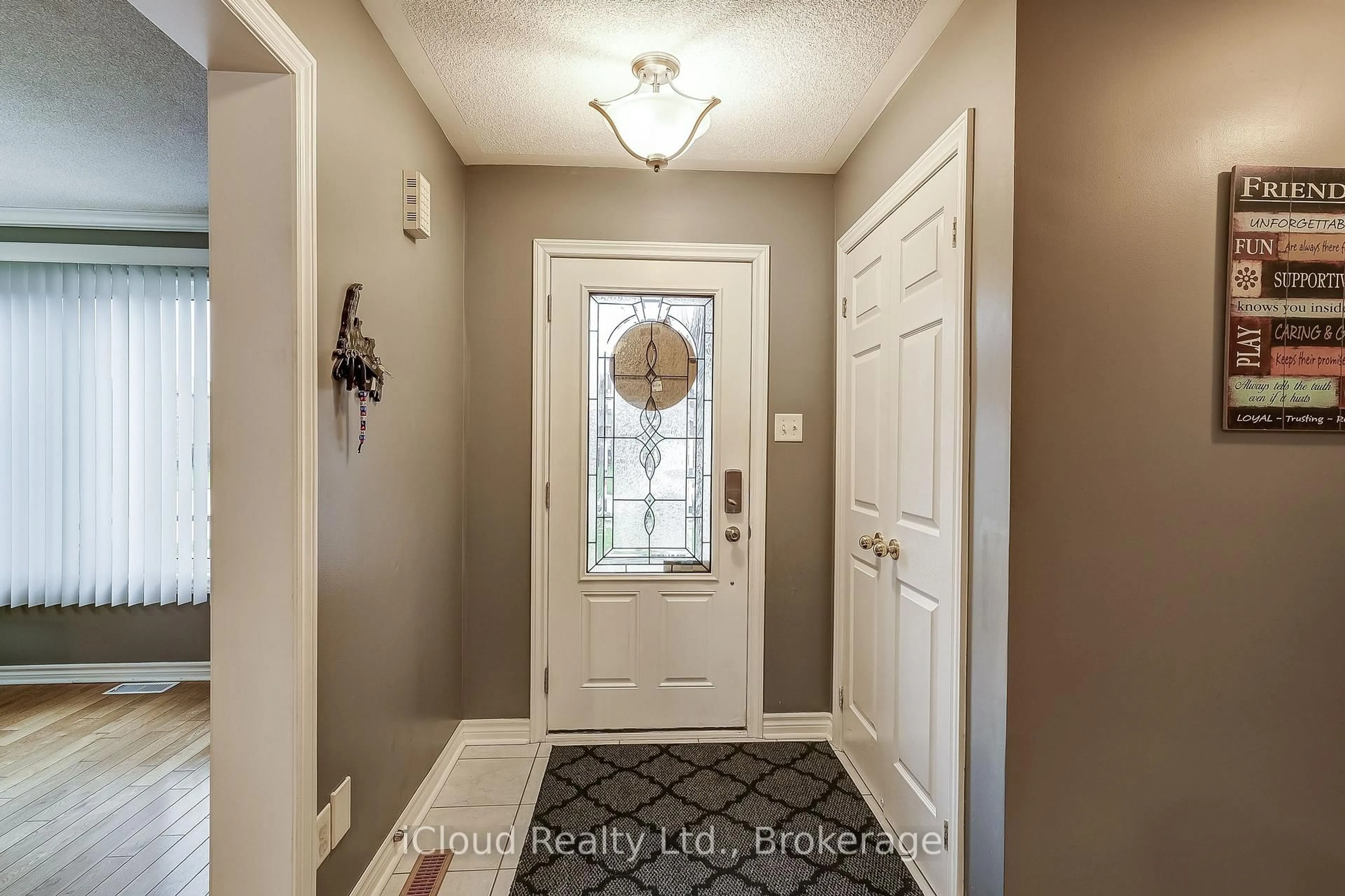 Indoor entryway for 9 Timothy Lane, Barrie Ontario L4N 0Z7