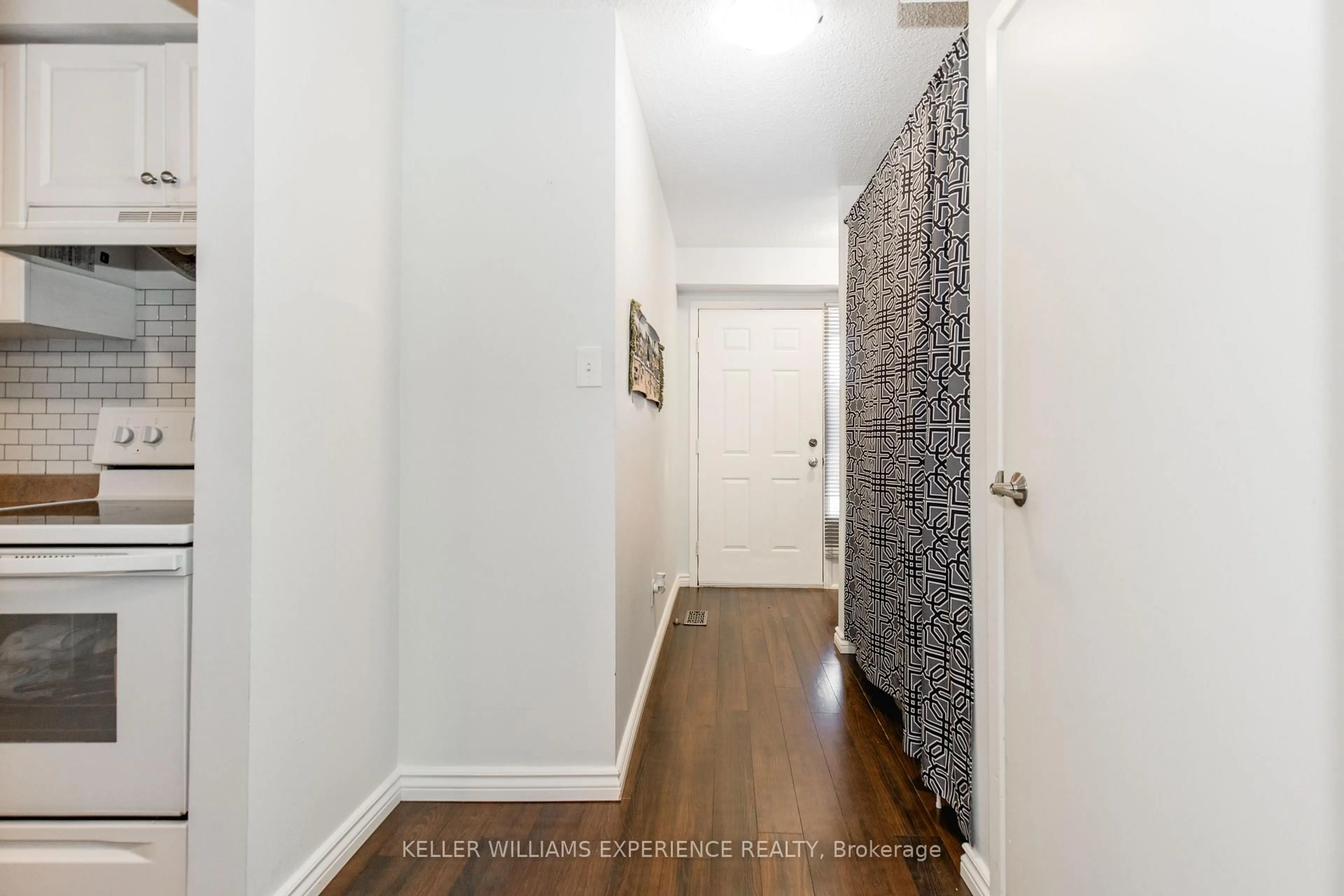 Indoor entryway for 49 Burns Circ, Barrie Ontario L4N 5J8