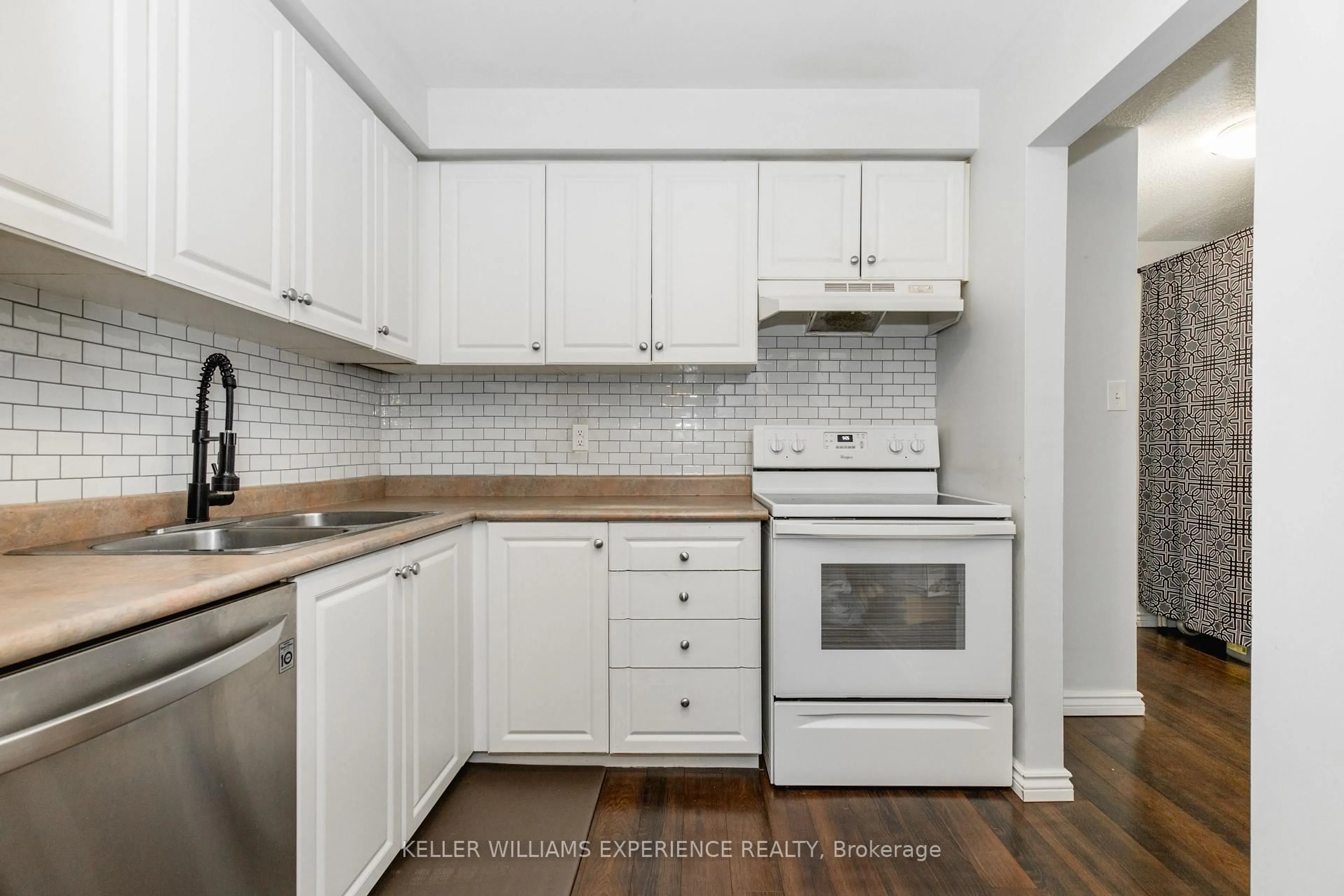 Standard kitchen, unknown for 49 Burns Circ, Barrie Ontario L4N 5J8