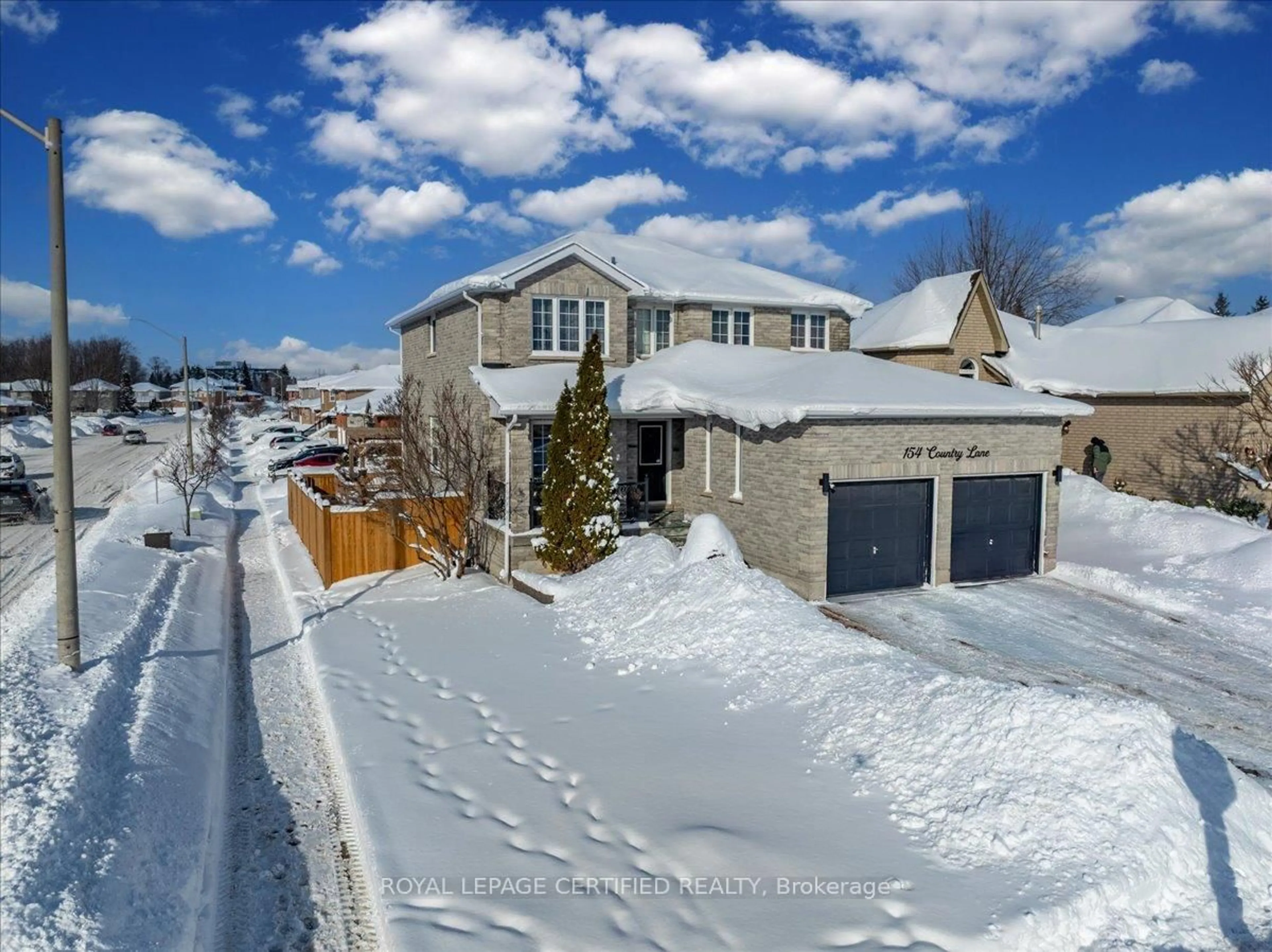 A pic from outside/outdoor area/front of a property/back of a property/a pic from drone, street for 154 Country Lane, Barrie Ontario L4N 0N1