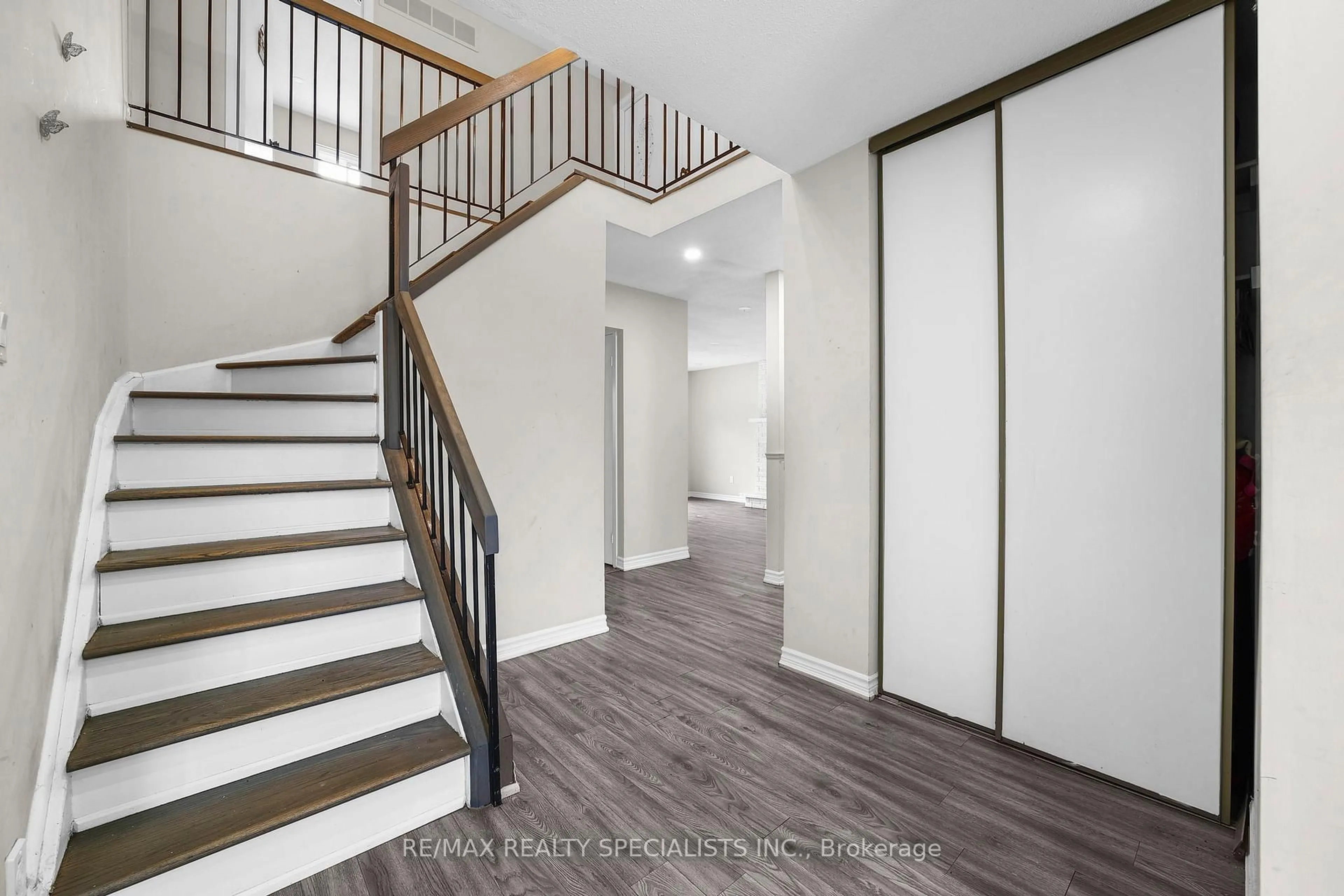 Indoor entryway for 56 Pepler Pl, Barrie Ontario L4N 5G9