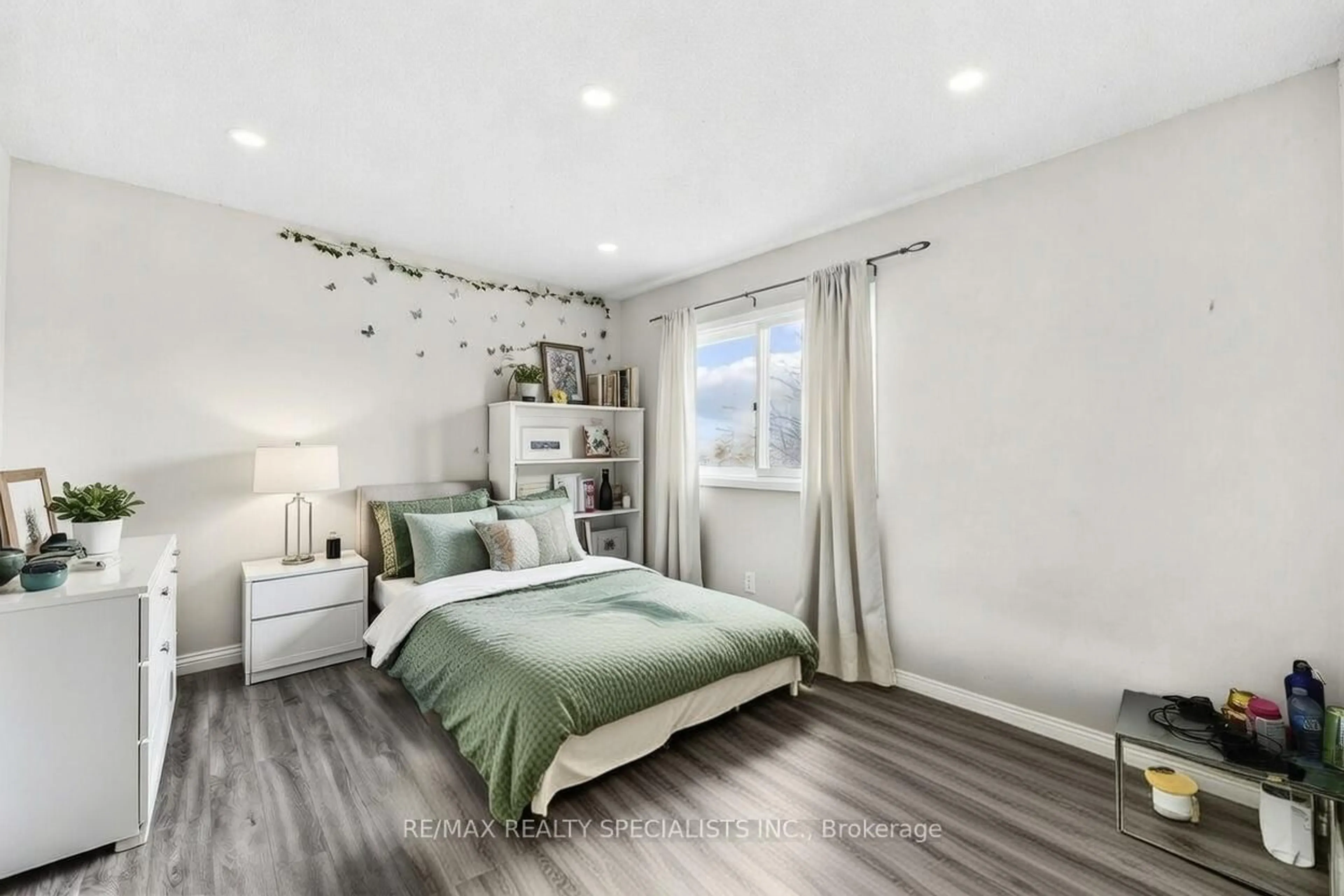 Bedroom with bed, wood/laminate floor for 56 Pepler Pl, Barrie Ontario L4N 5G9