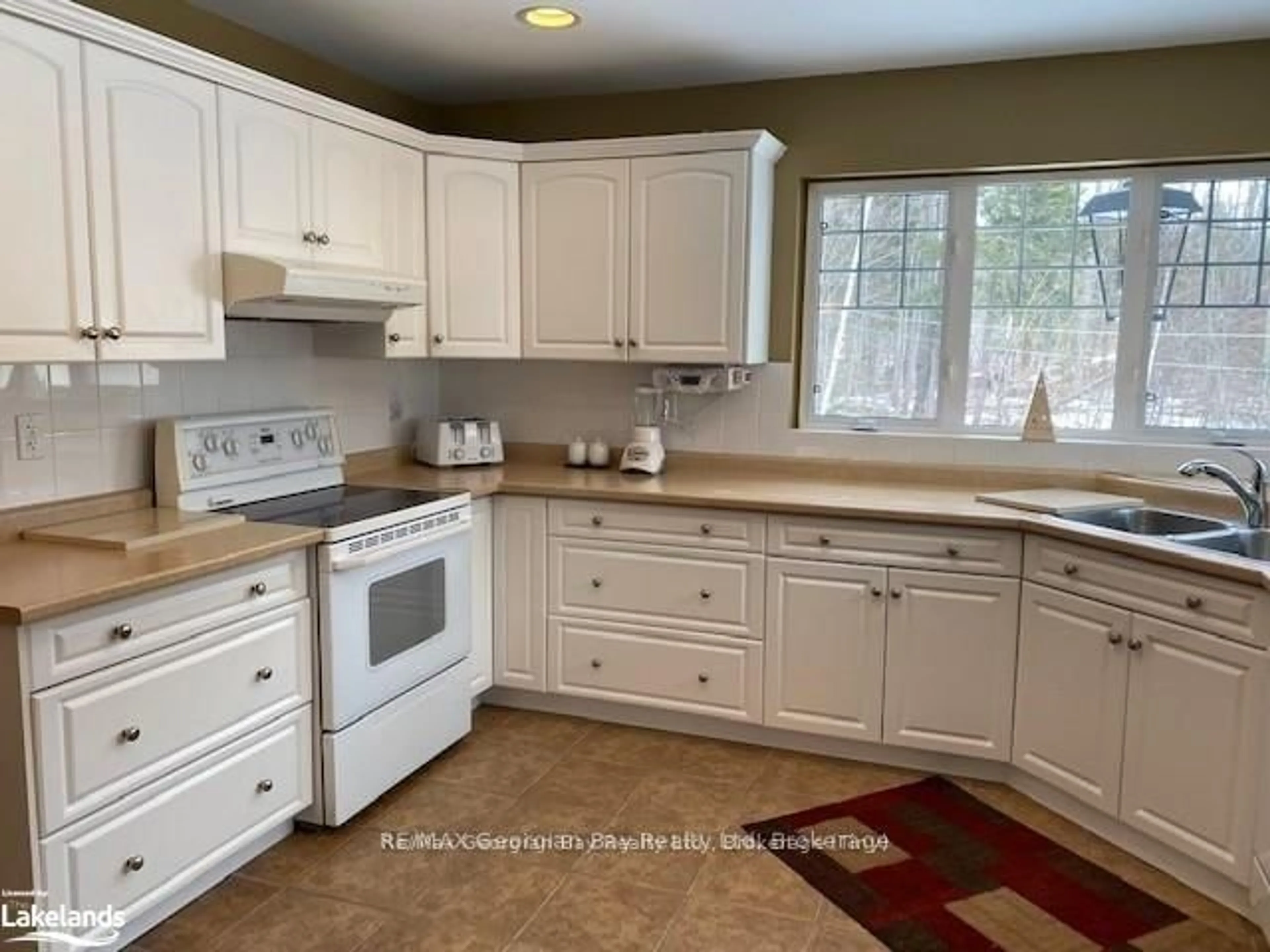 Standard kitchen, ceramic/tile floor for 139 Trout Lane, Tiny Ontario L9M 0J1