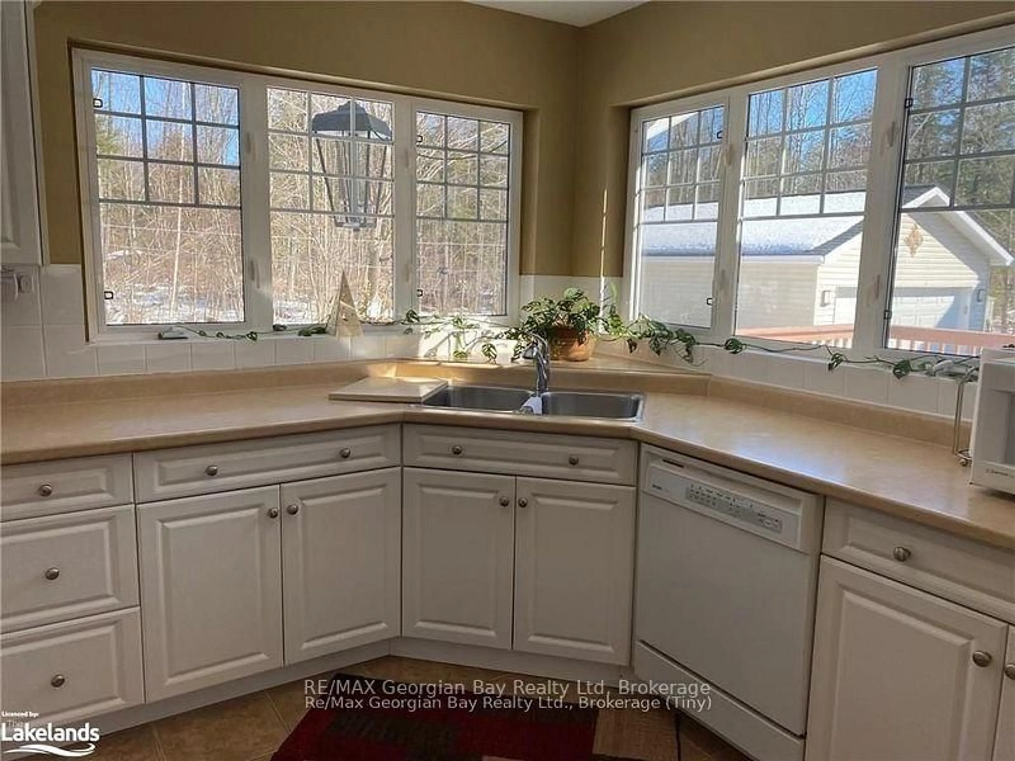 Open concept kitchen, ceramic/tile floor for 139 Trout Lane, Tiny Ontario L9M 0J1