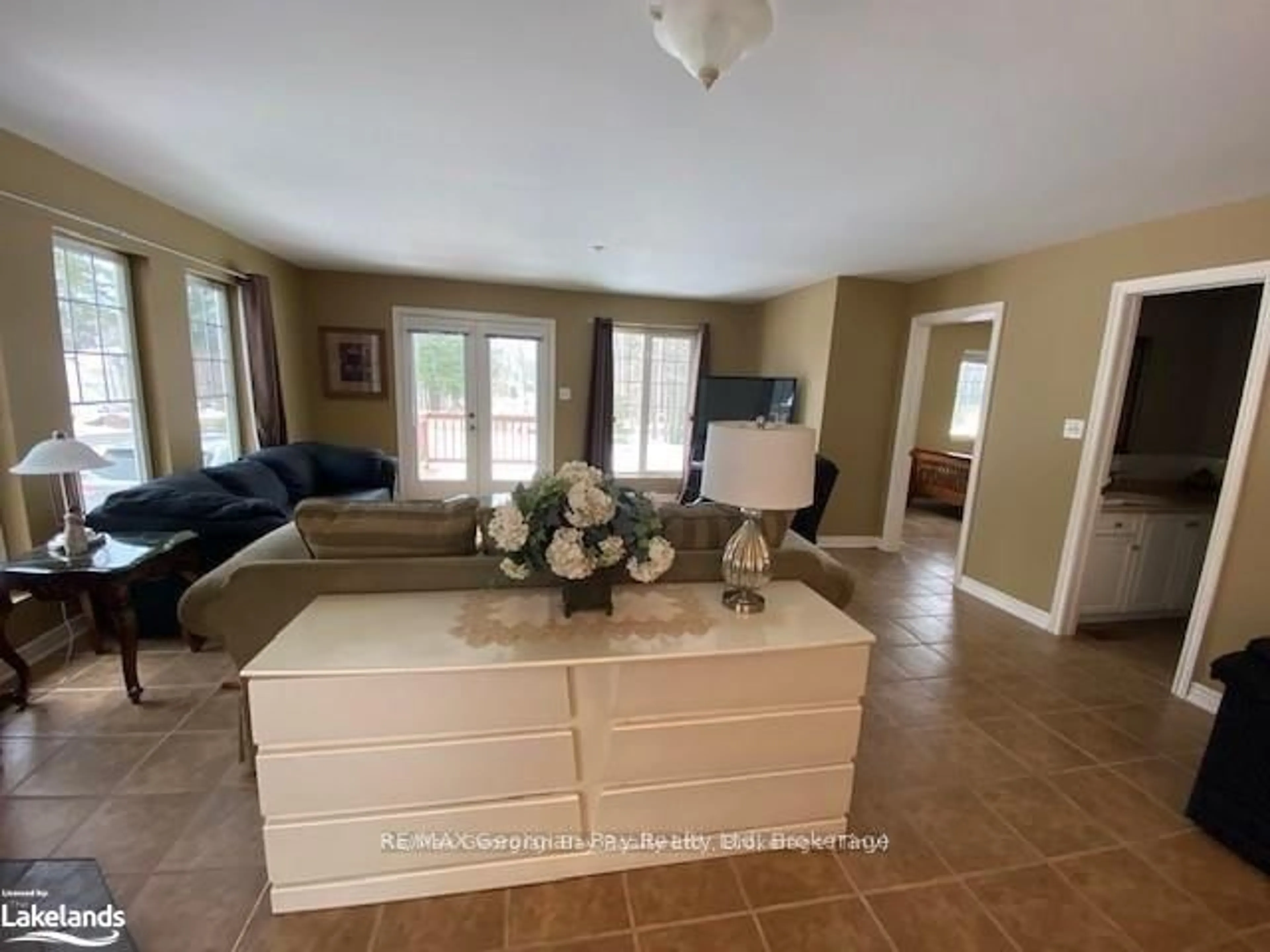 Living room with furniture, unknown for 139 Trout Lane, Tiny Ontario L9M 0J1