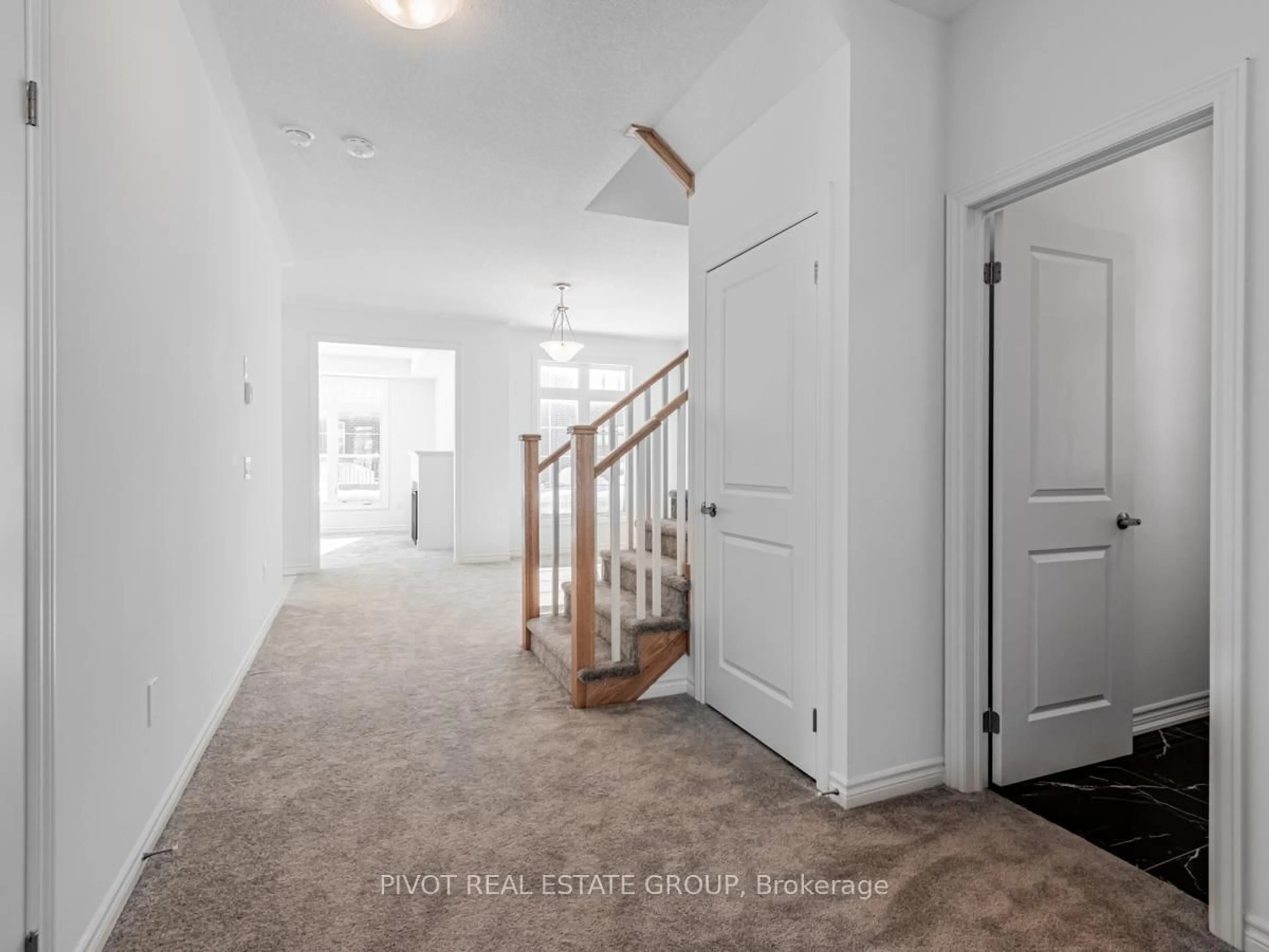 Indoor foyer for 7 Daffodil Rd, Springwater Ontario L9X 2C5