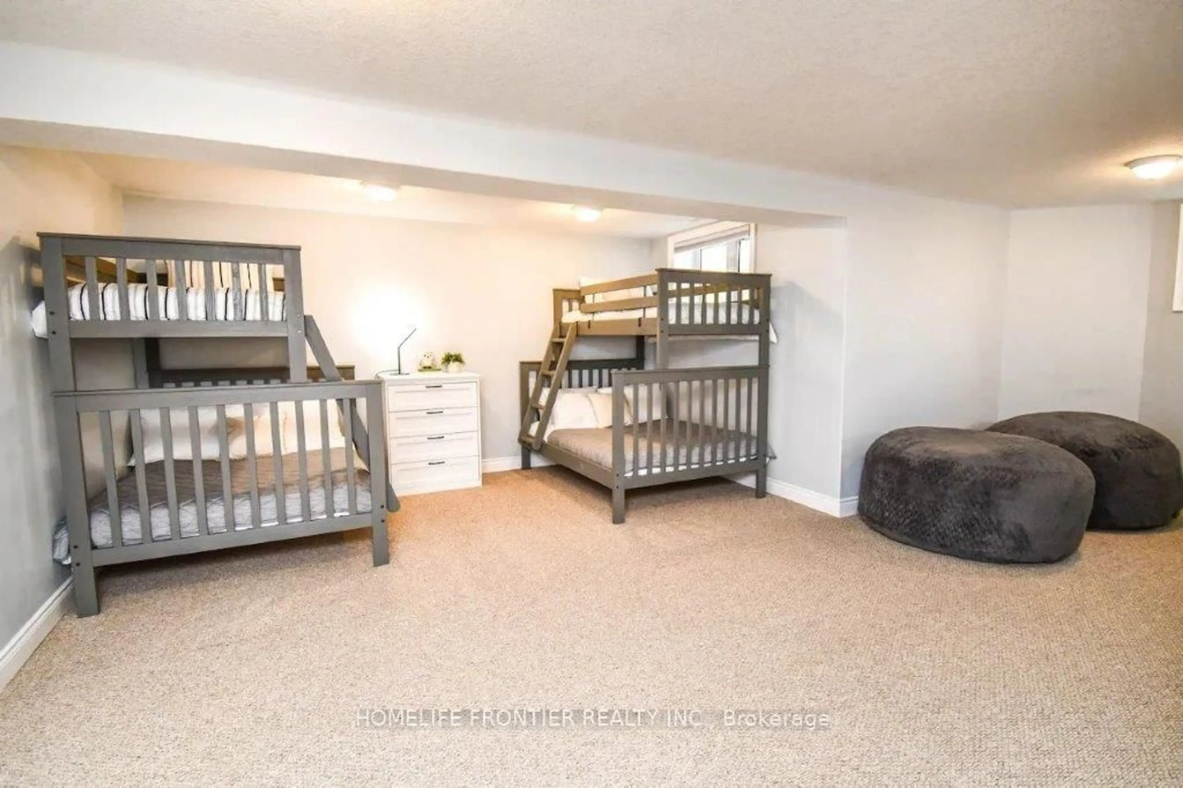 A pic of a room for 42 Forest Circ, Tiny Ontario L9M 0H4