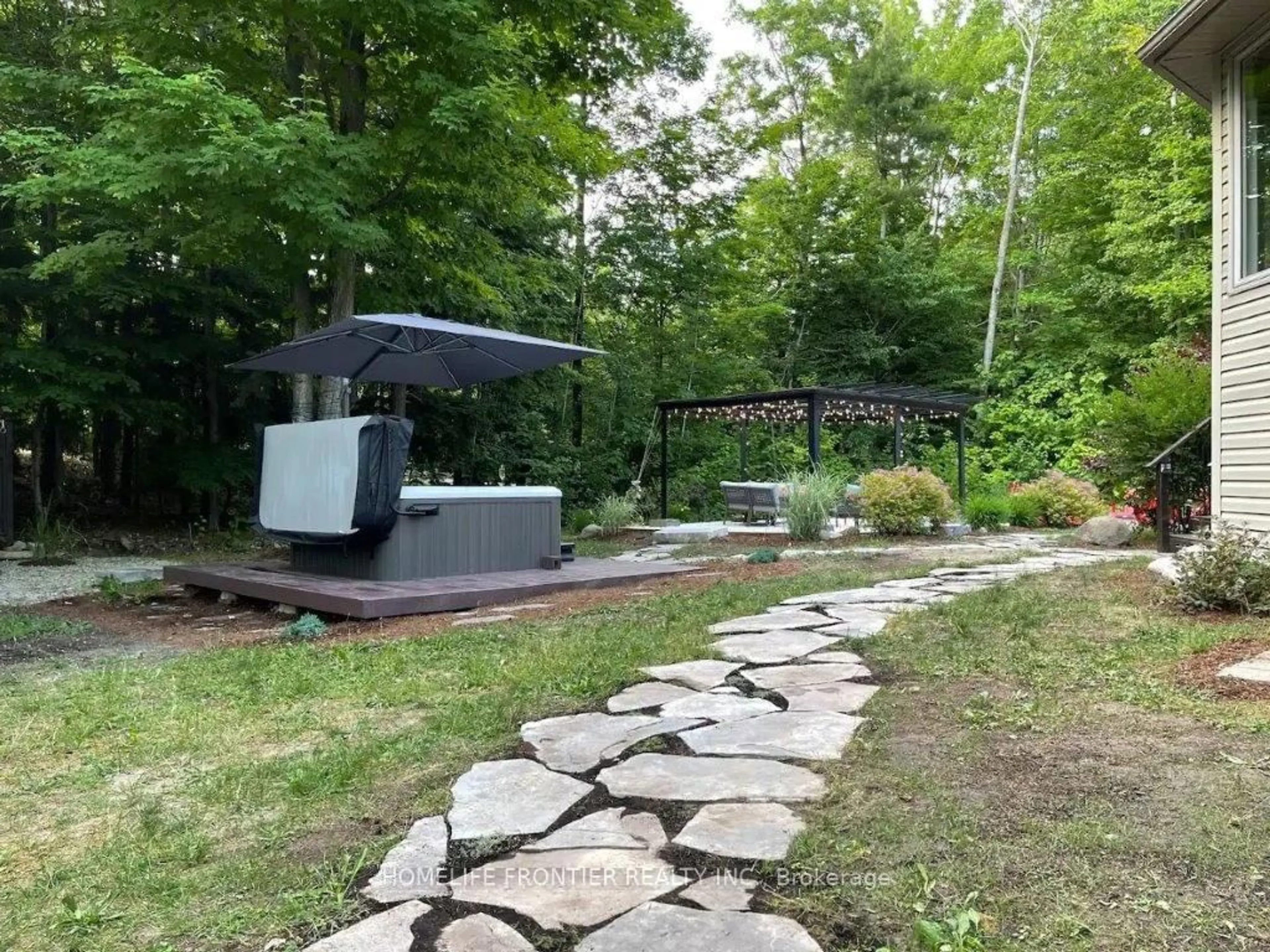 Patio, unknown for 42 Forest Circ, Tiny Ontario L9M 0H4